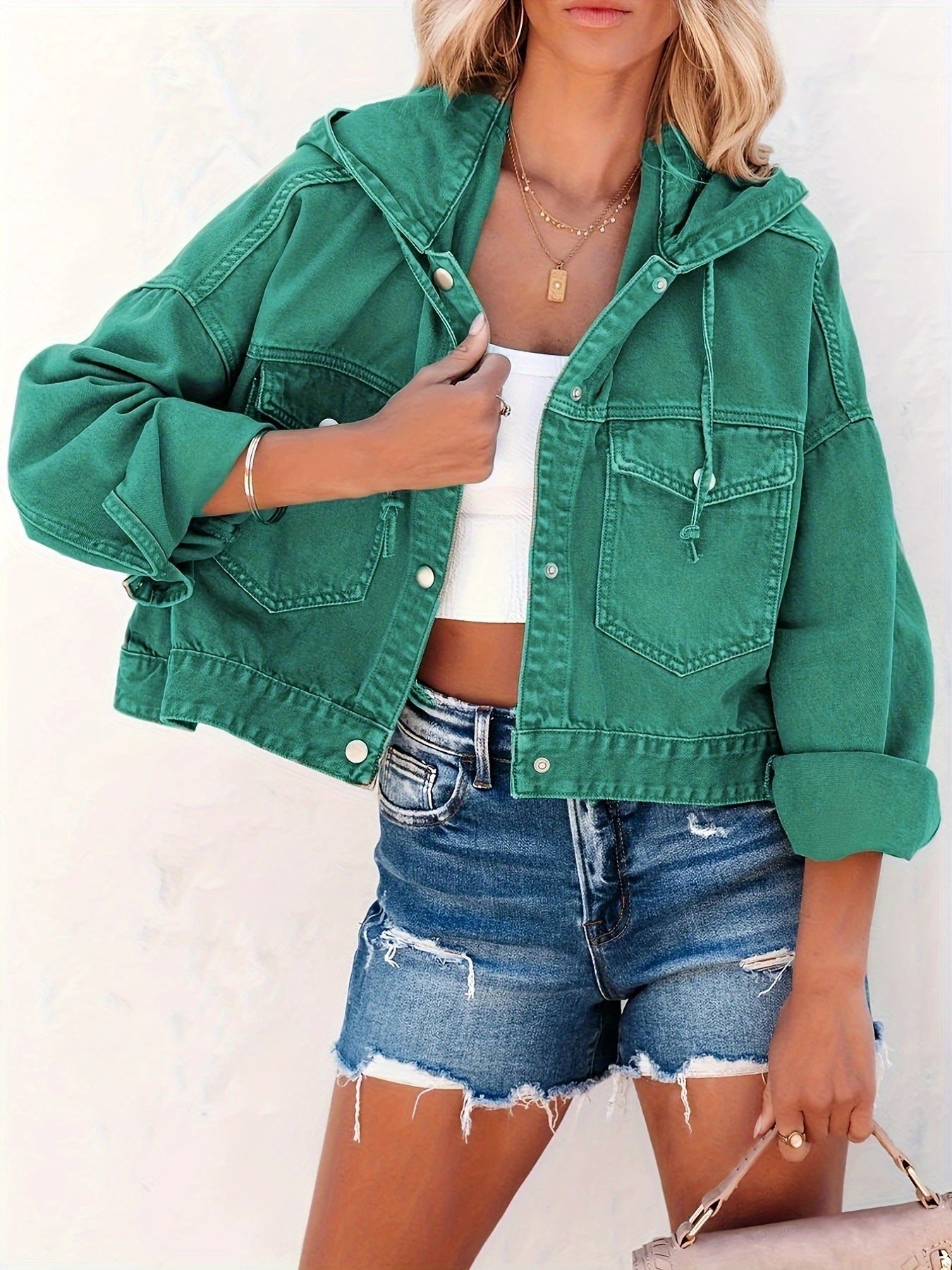 Kurze Damen Jeansjacke mit Kapuze und aufgesetzten Taschen von berg-feldt