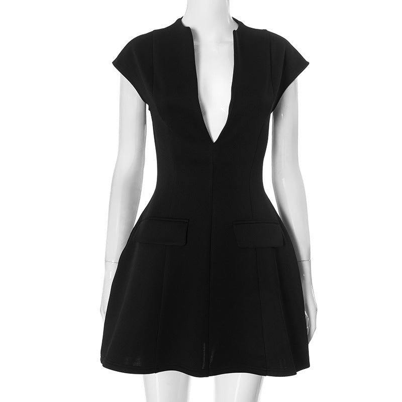 Elegantes kurzes A-Linien-Kleid mit tiefem V-Ausschnitt von berg-feldt
