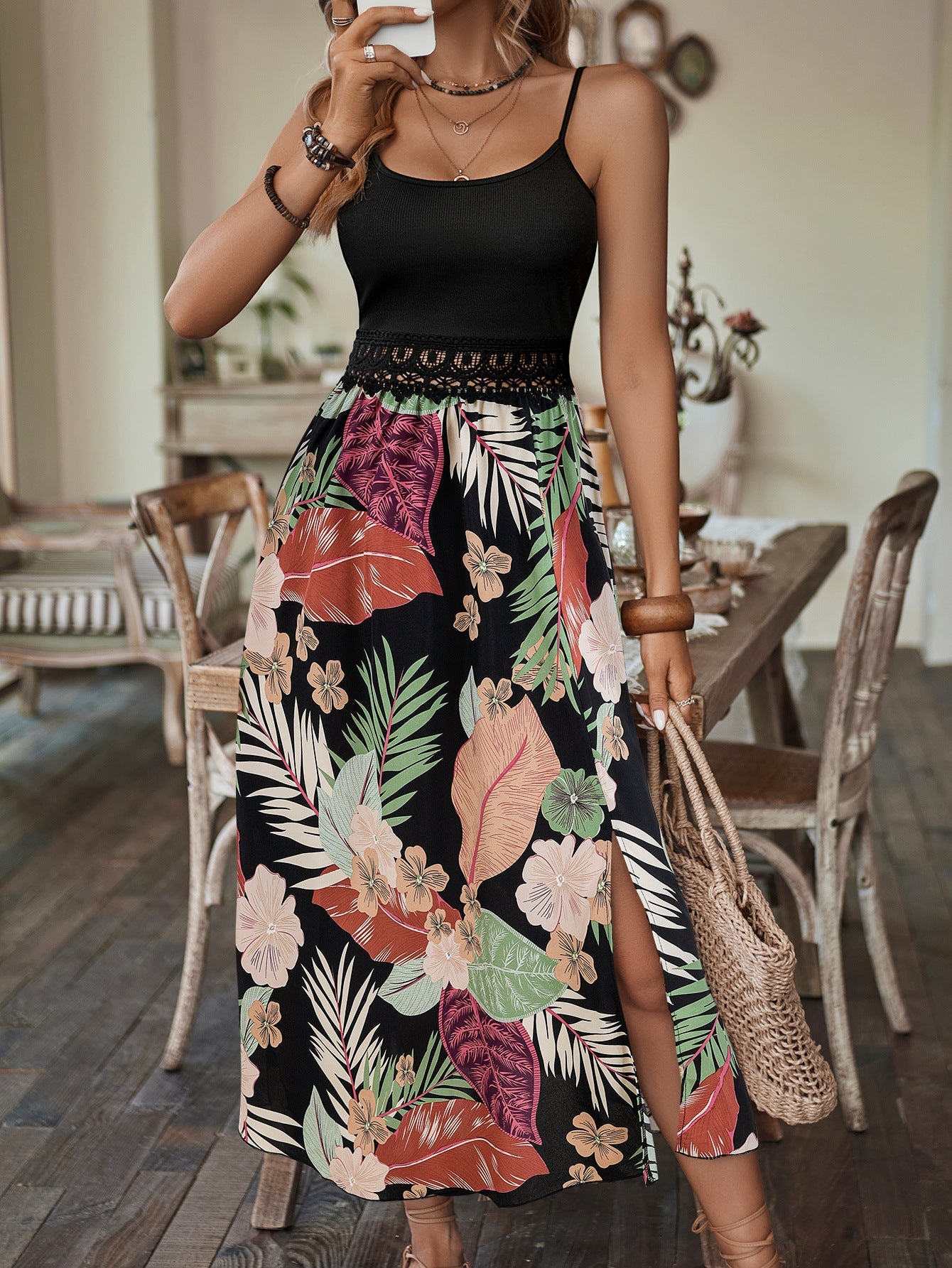 Robe longue Berg-Feldt à motif floral raffiné et fente latérale