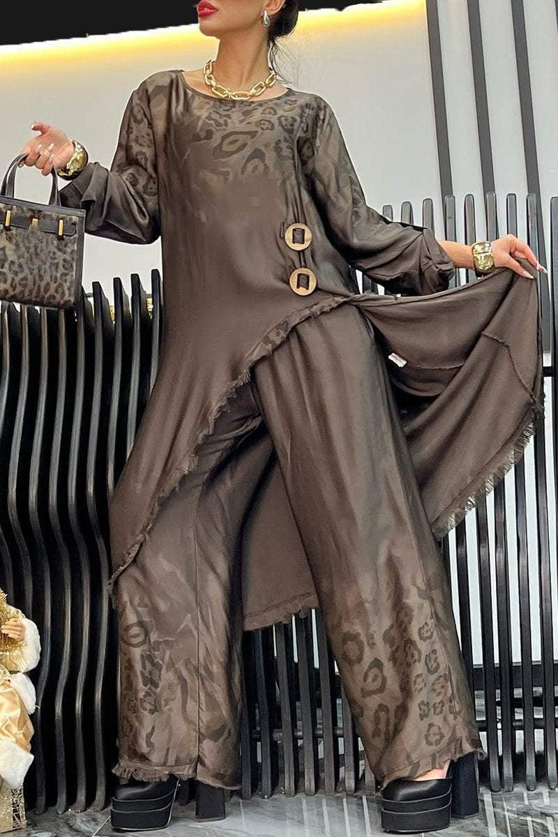 Modernes Damen-Outfit mit asymmetrischem Schnitt und auffälligen Knöpfen von berg-feldt