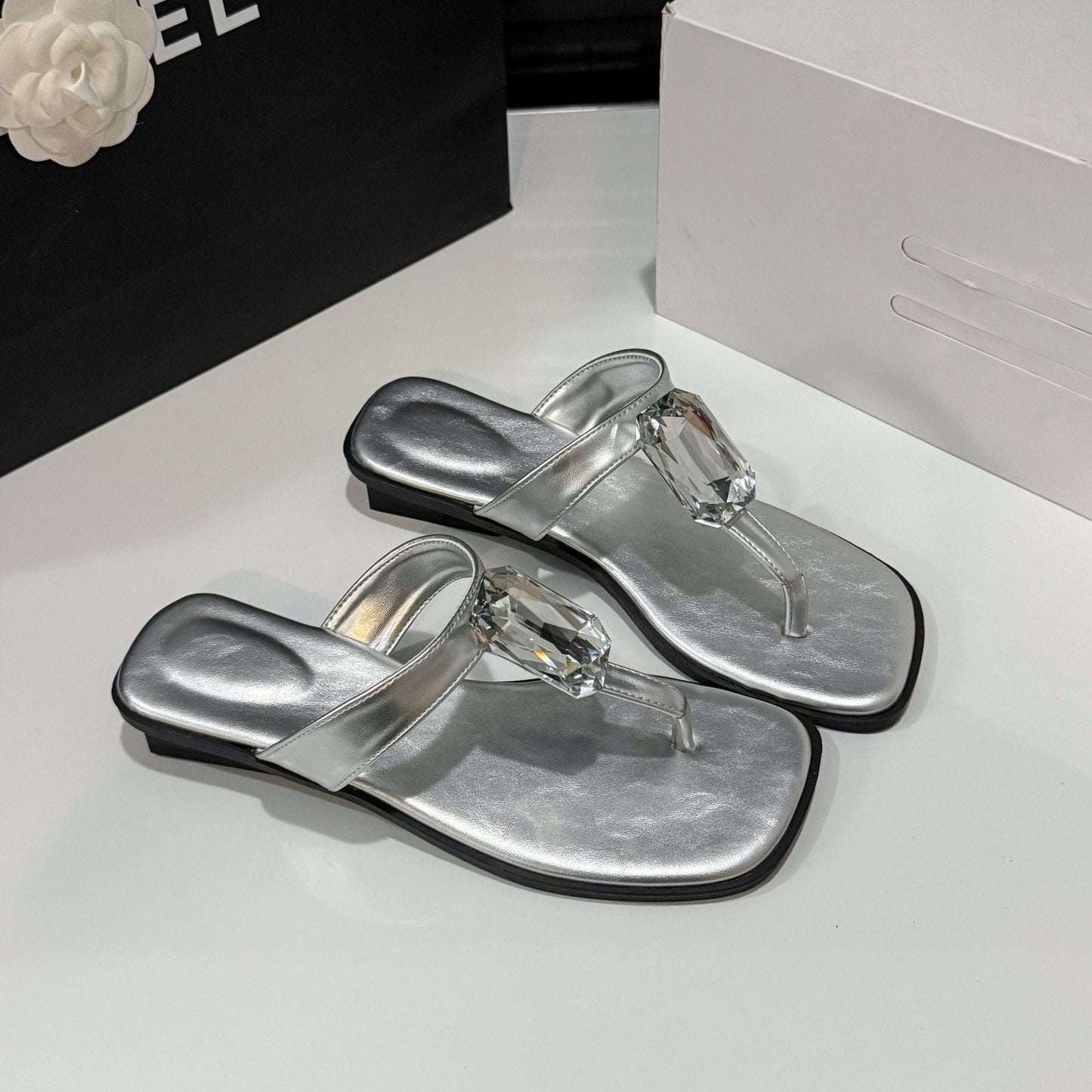 Silberne Damen-Flachsandalen mit Kristallverzierungen für Berg und Feld