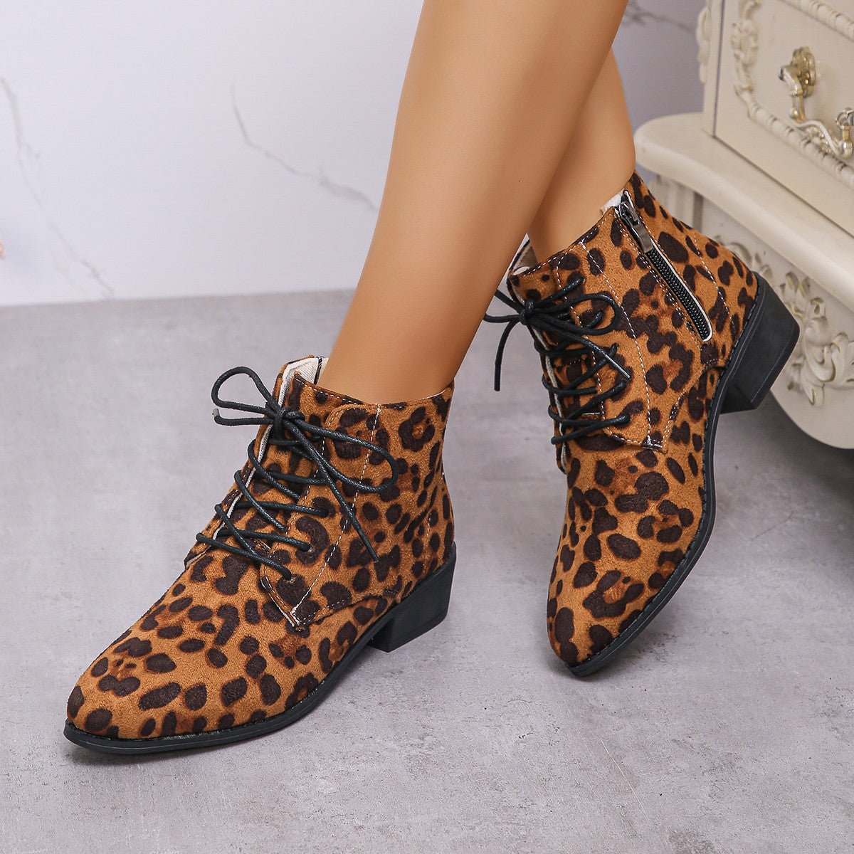 Modische Damen-Stiefeletten mit seitlichem Zipper und Textil-Obermaterial von berg-feldt