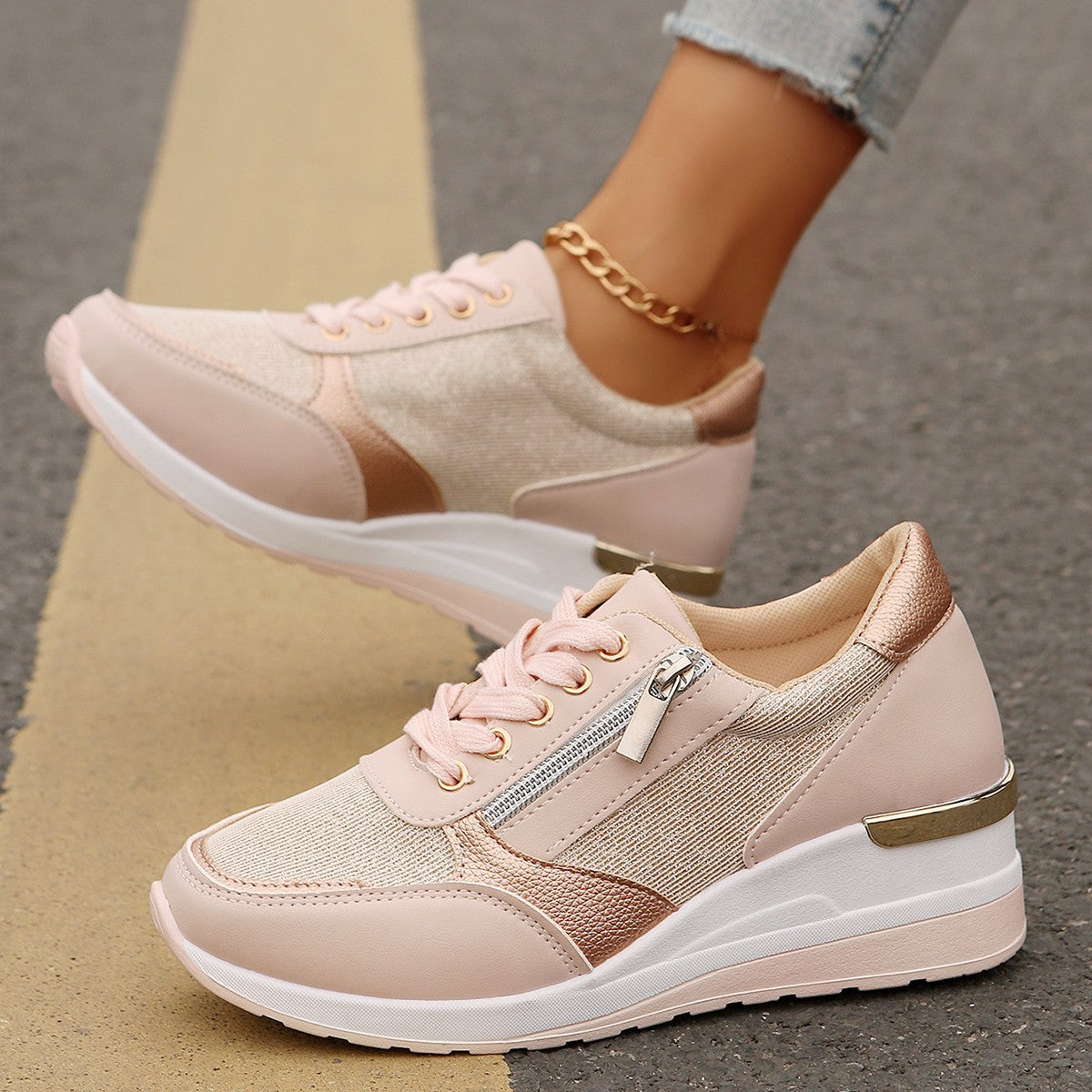 Moderne Damensneaker mit innovativem Reißverschluss und stylischem Glanz von berg-feldt