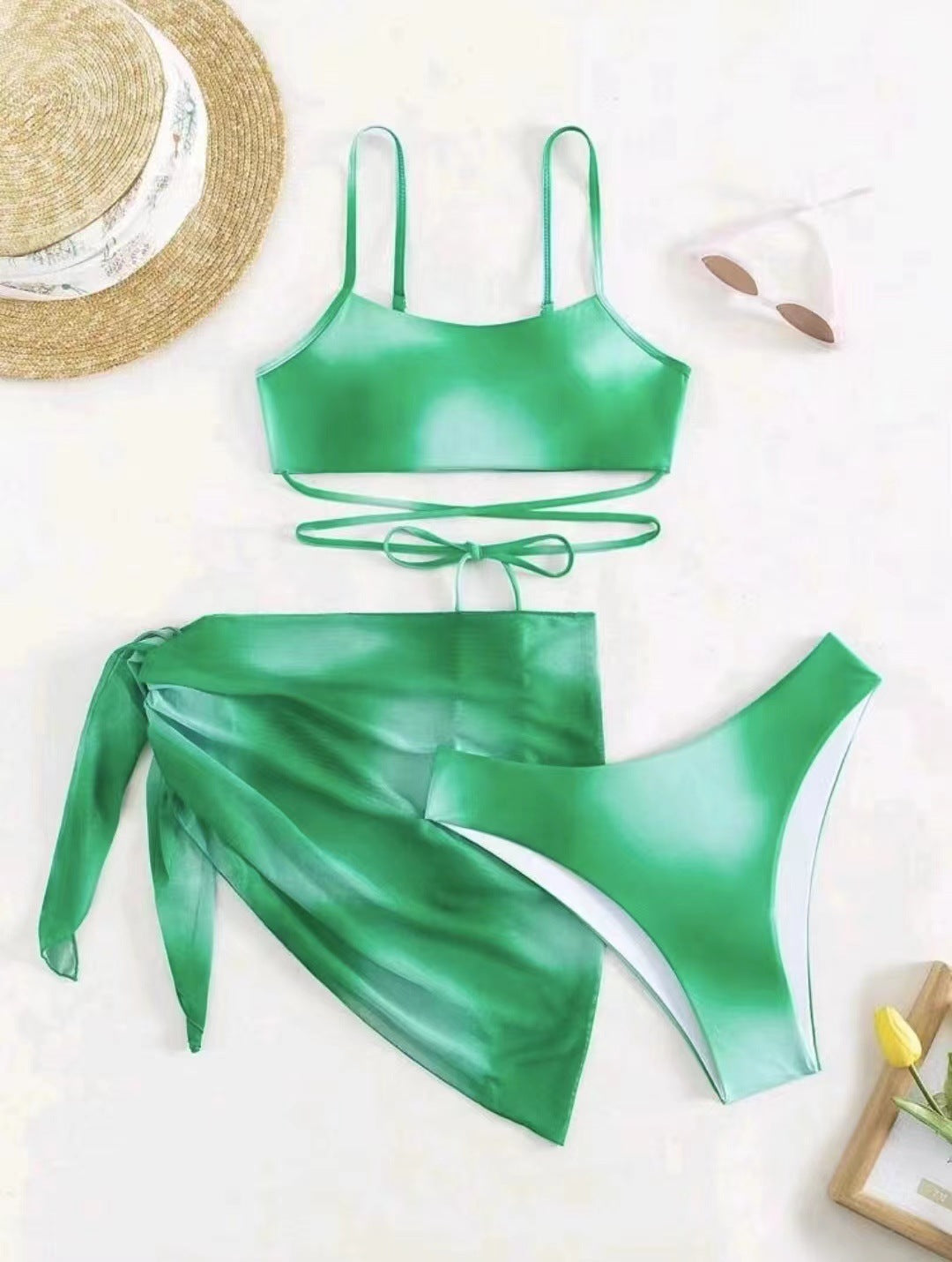 Ensemble bikini pour femme avec haut réglable et jupe asymétrique, par berg-feldt