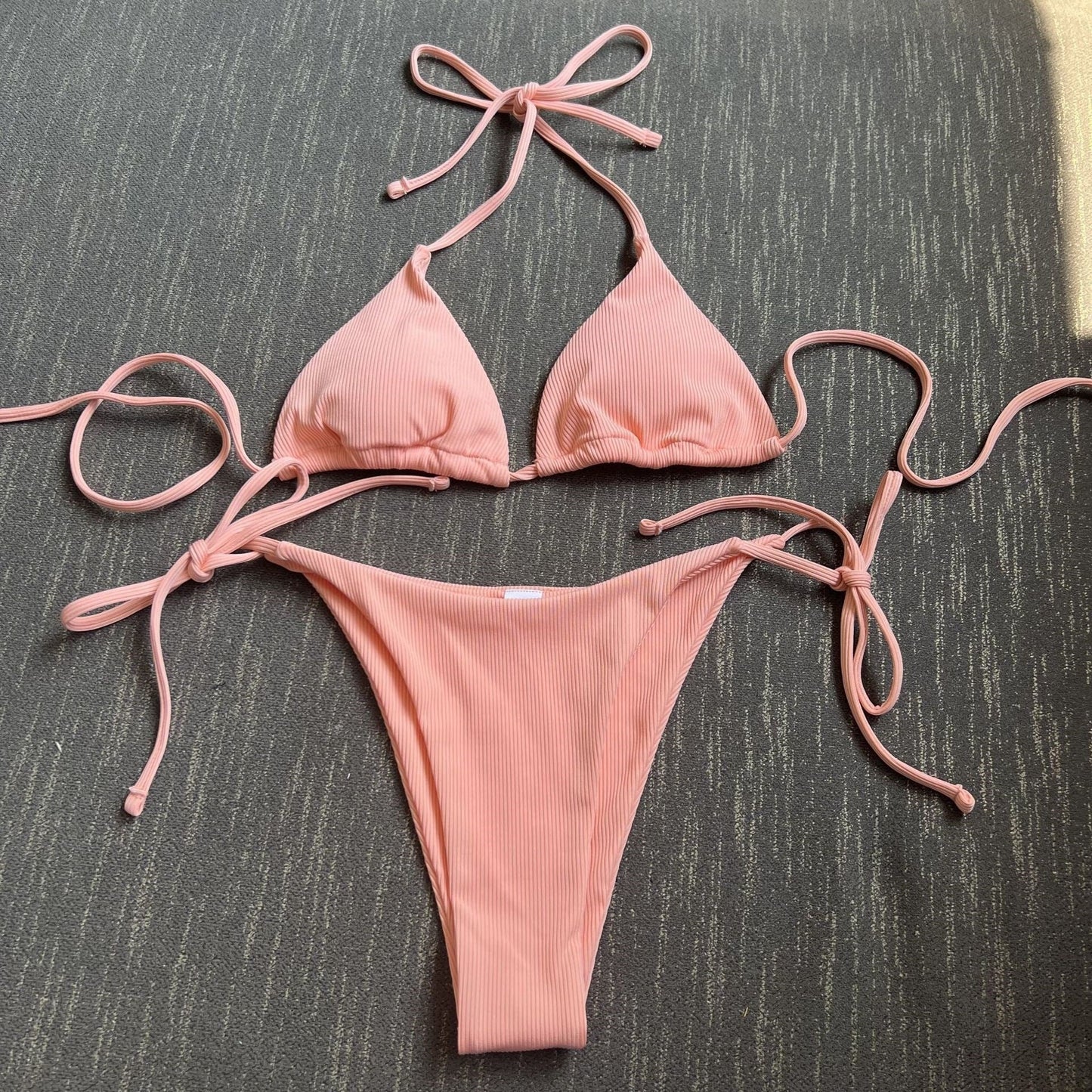 Haut de maillot de bain triangulaire femme avec bretelles ajustables et motif côtelé élégant berg-feldt