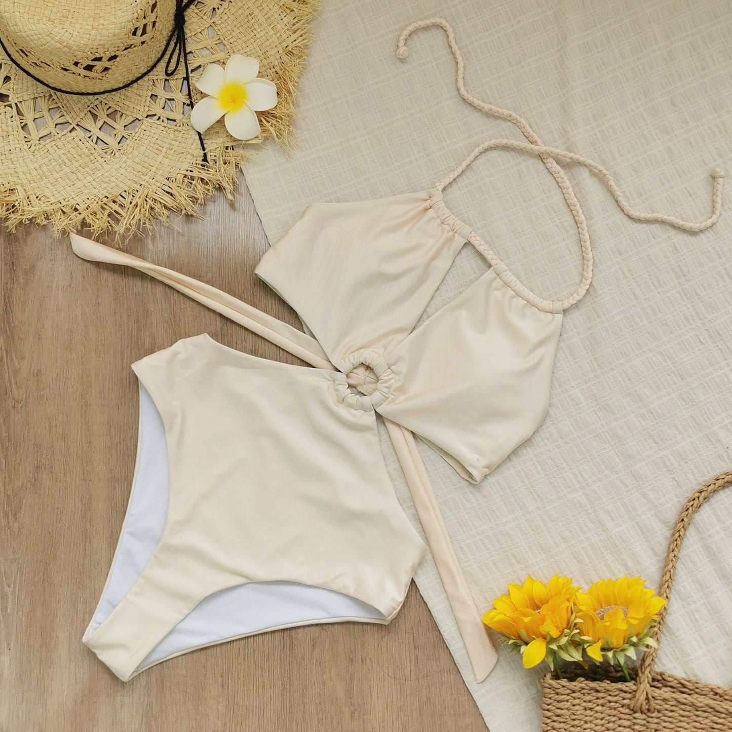 Haut de maillot de bain et culotte taille haute innovants pour femme avec détail noué de berg-feldt