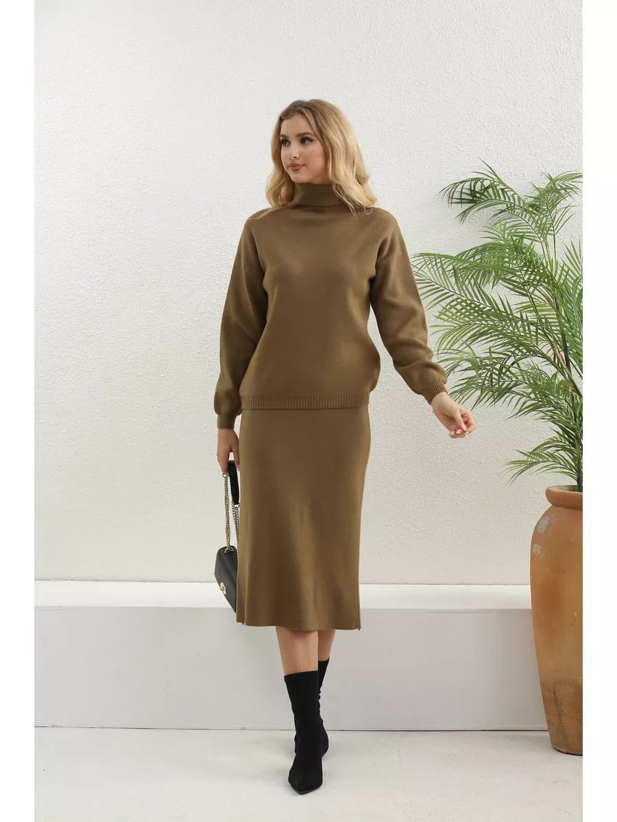 Combinaison jupe et pull élégante pour femme avec col montant et fentes, par berg-feldt