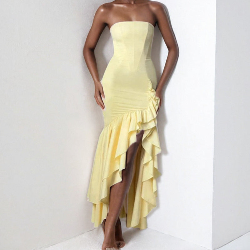 Robe de soirée élégante sans bretelles avec volants et fente, de berg-feldt
