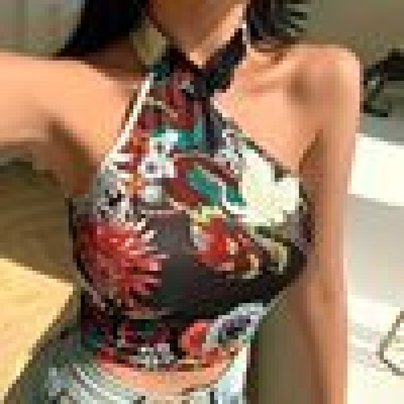 Frauen-Croptop mit Blumenmuster und Neckholder-Ausschnitt von berg-feldt