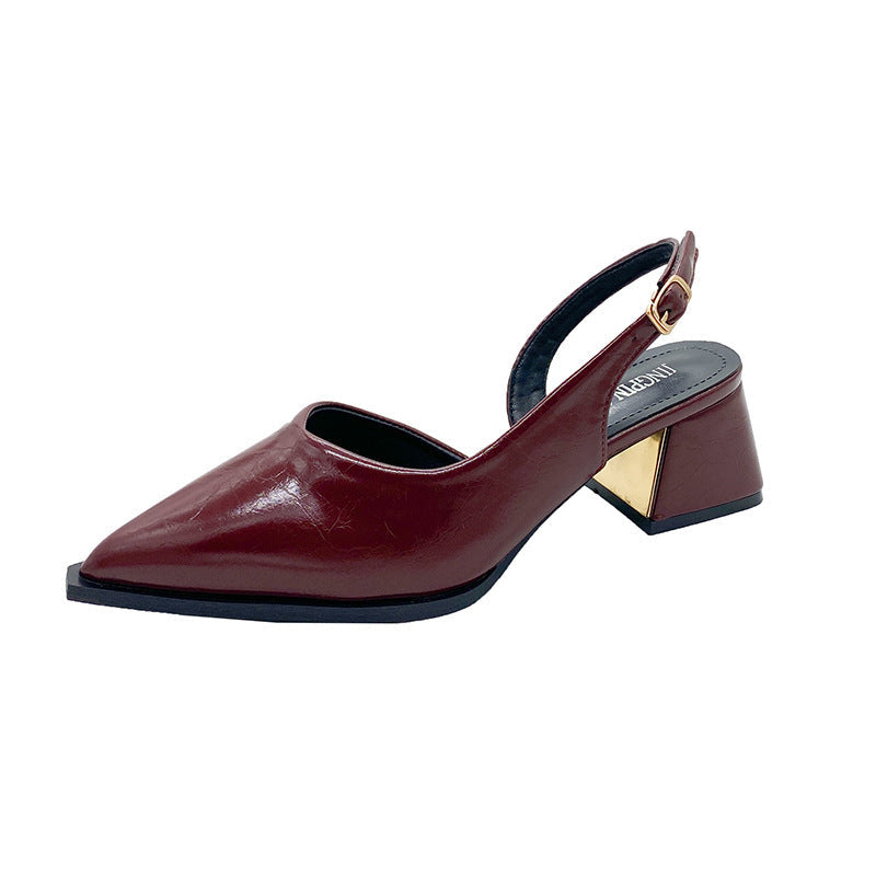 Slingback-Pumps mit Spitze, Absatz und geometrischem Detail von berg-feldt