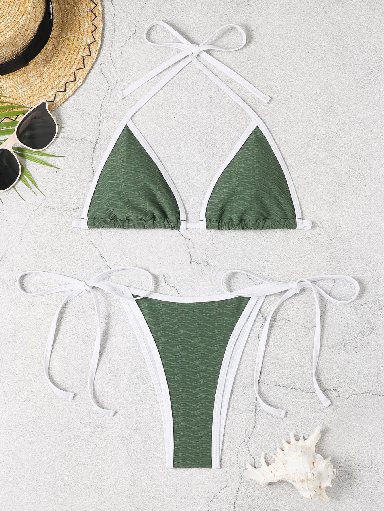 Ensemble bikini berg-feldt avec haut triangle, lien à nouer fantaisie et tissu texturé