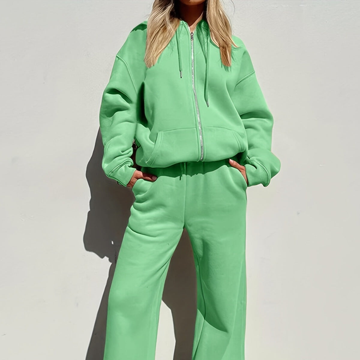 Ensemble de survêtement confortable et élégant pour femme, avec sweat à capuche zippé et pantalon à jambe large Berg-Feldt