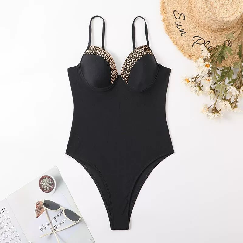 Élégant maillot de bain texturé pour femme, coupe haute, avec détail chaîne, par berg-feldt