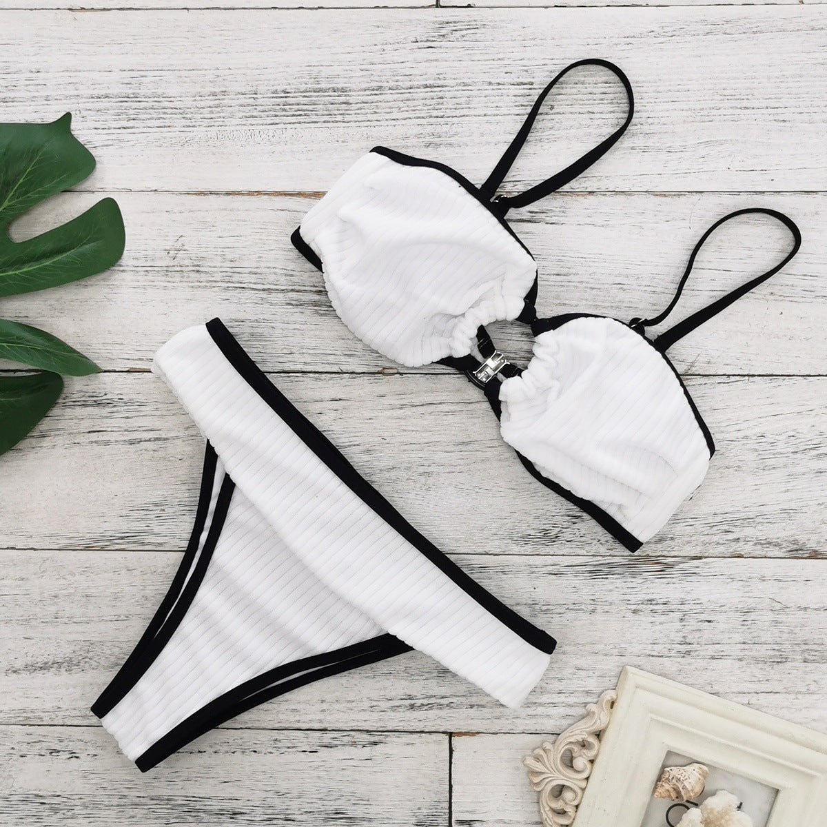 Ensemble de bikini pour femme avec fronces élastiques et lanières décoratives, de berg-feldt