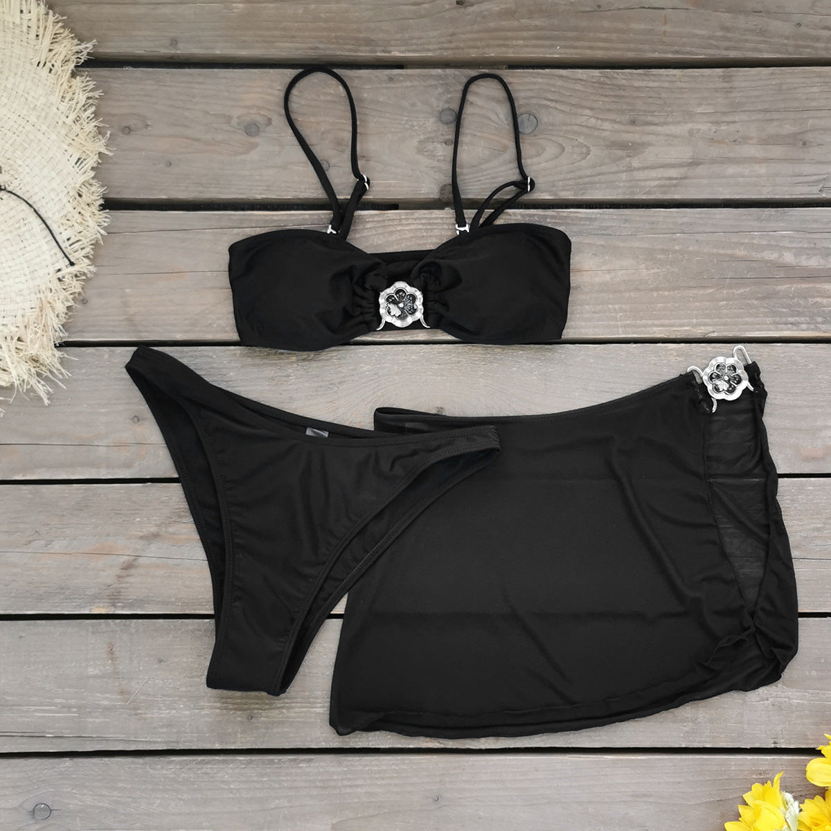 Ensemble bikini pour femme avec haut décoratif et sur-robe féminine par berg-feldt