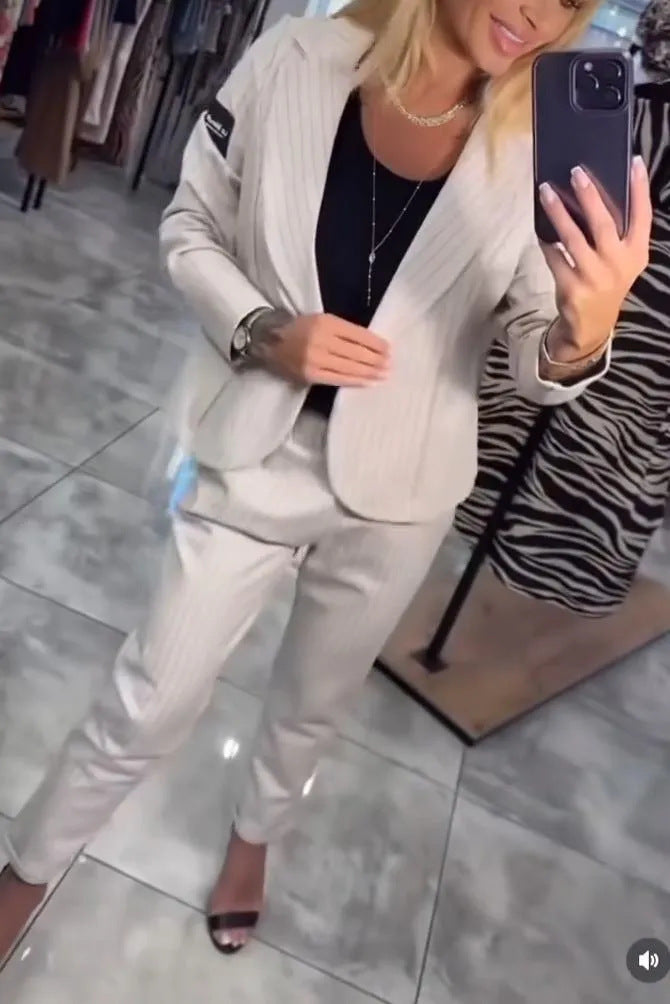 Costume tailleur à fines rayures avec blazer et pantalon Berg-Feldt pour femme