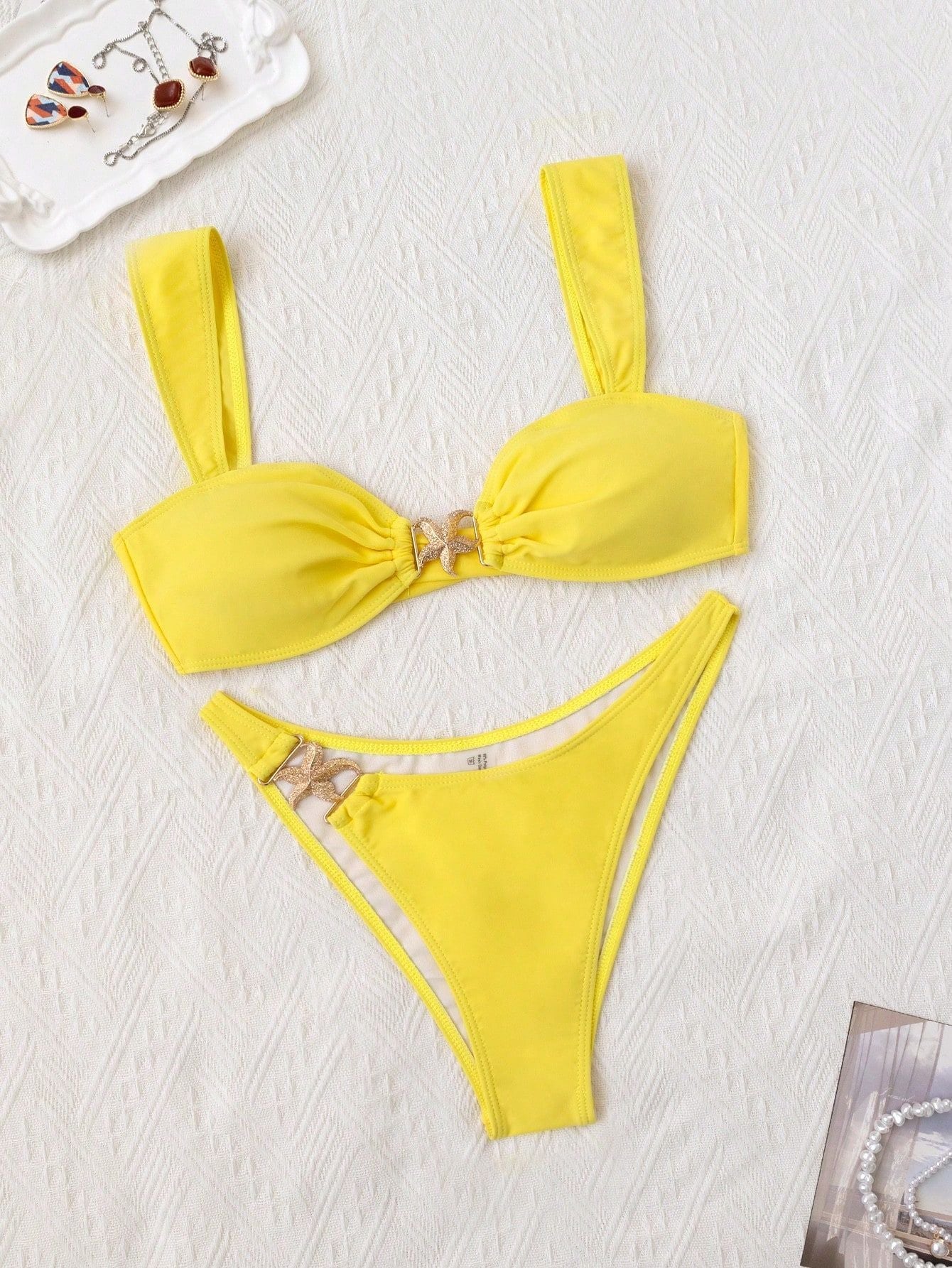 Ensemble de bikini pour femme avec fermoir décoratif et bretelles larges par berg-feldt