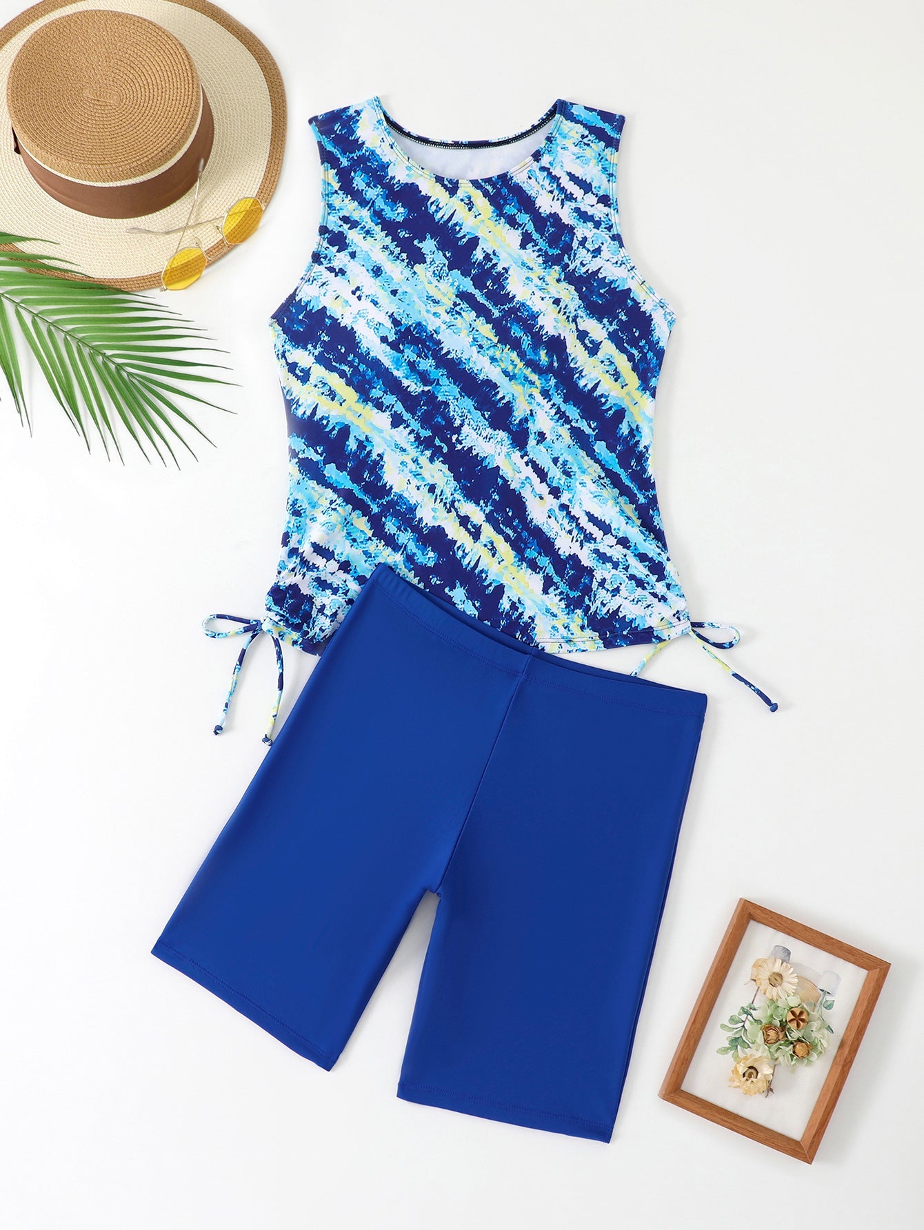 Stylisches Damen Schwimmoutfit: Oberteil mit Grafikprint & bequeme Shorts von berg-feldt