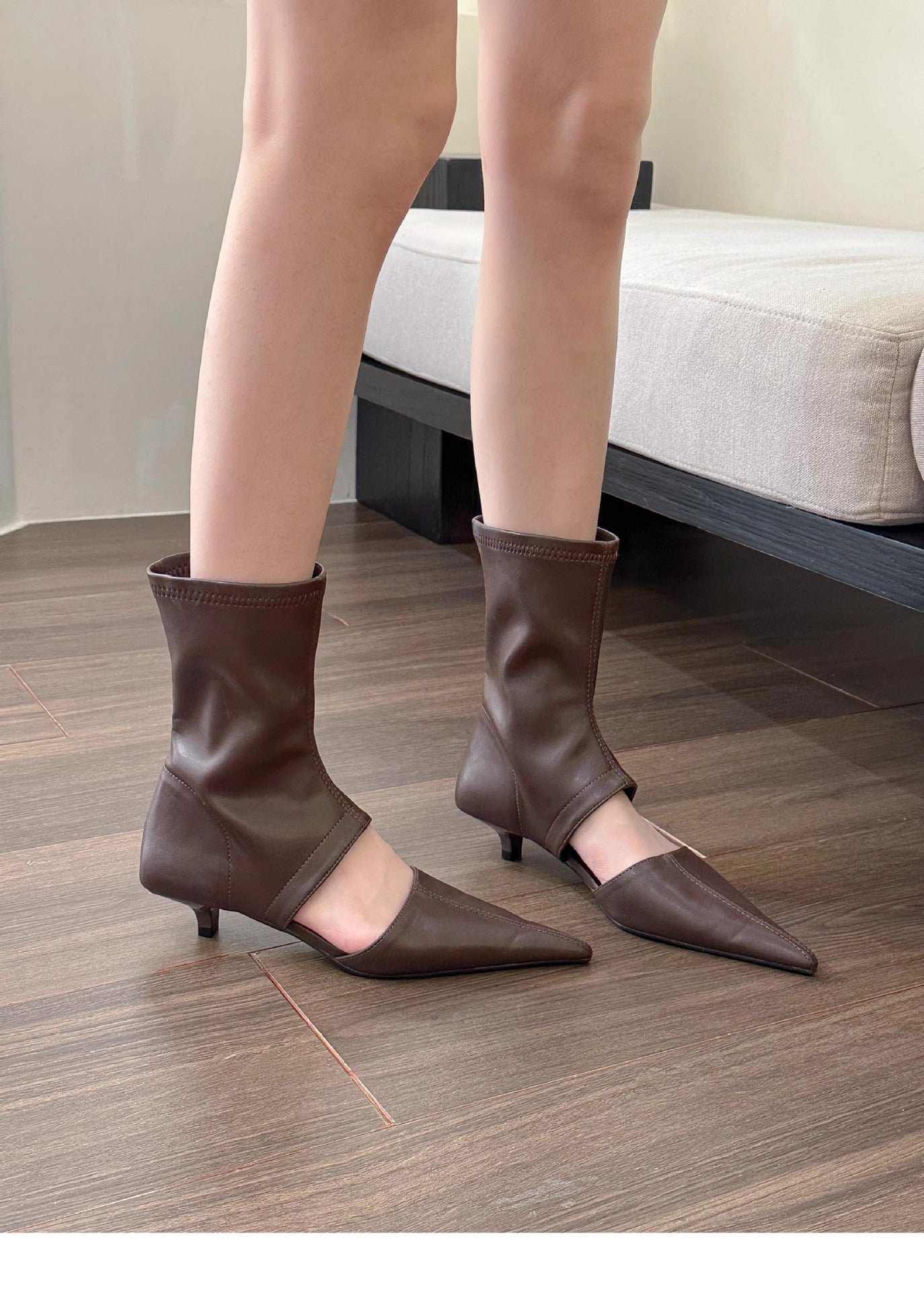 Élégantes bottines montantes pour femme avec bout pointu et découpes de Berg-Feldt