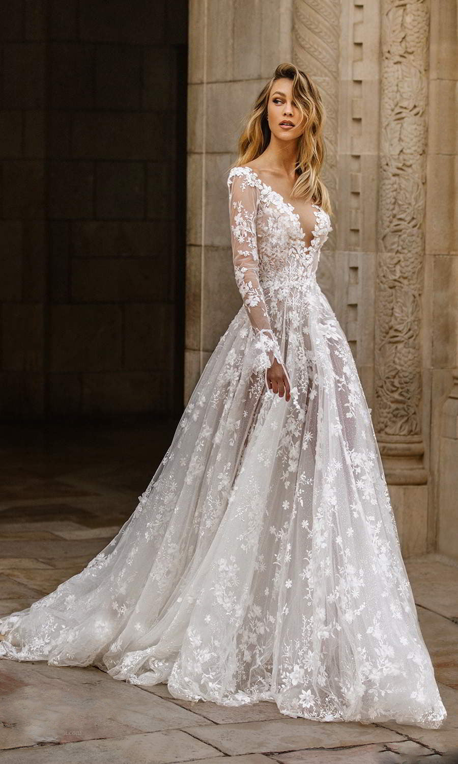 Robe de mariée pour femme avec bustier en dentelle filigrane et décolleté en V profond Berg-Feldt