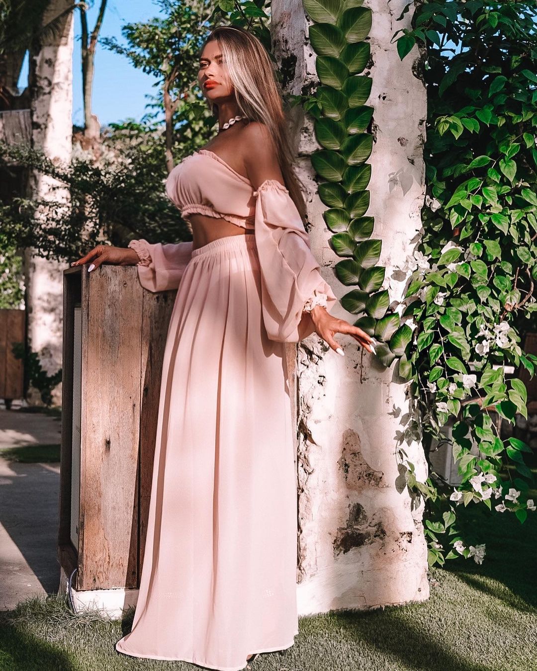 Langes Damenkleid mit Leo-Print und durchsichtigen Details von berg-feldt