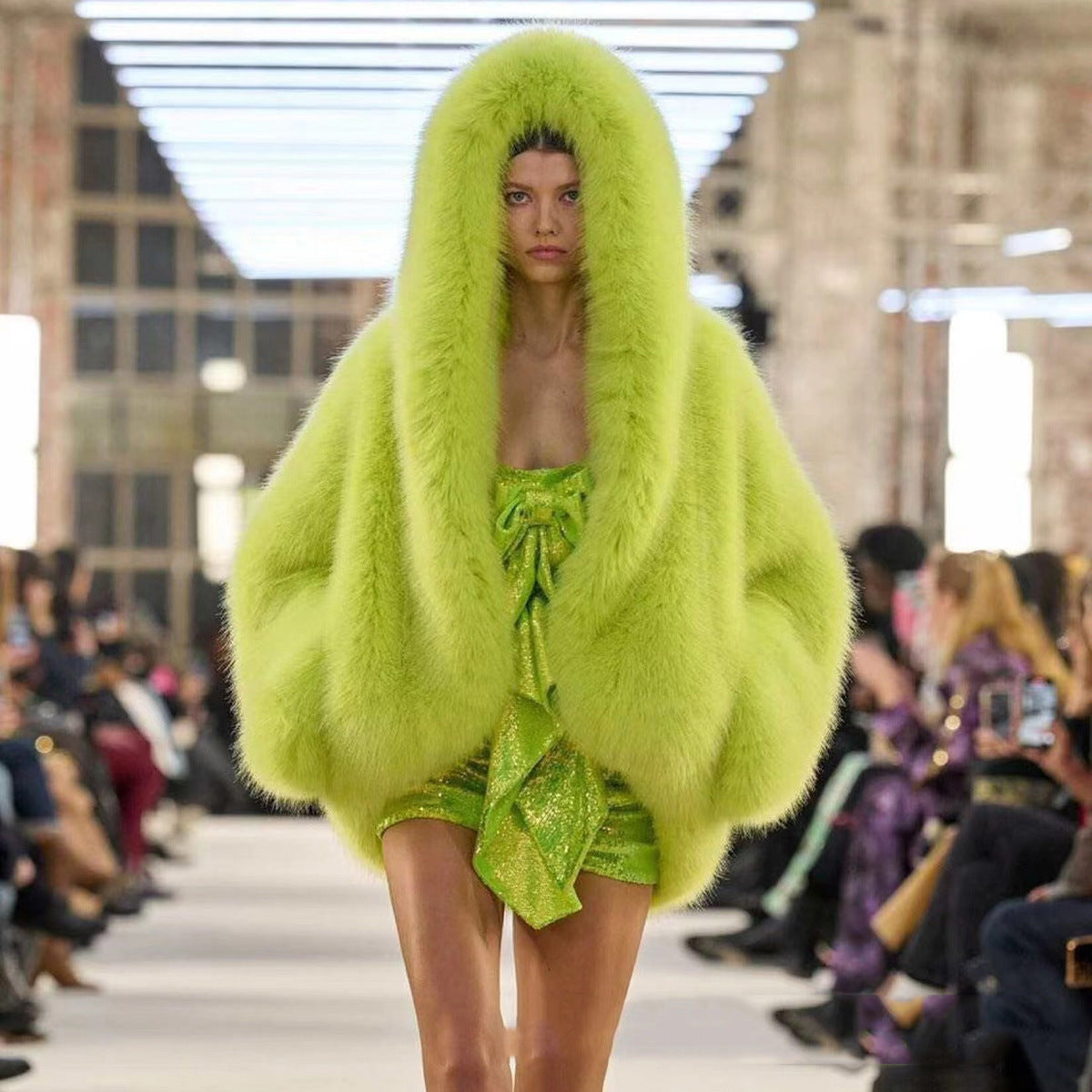 Damen oversized Kunstpelz-Jacke mit Kapuze und weiten Ärmeln Berg-Feldt