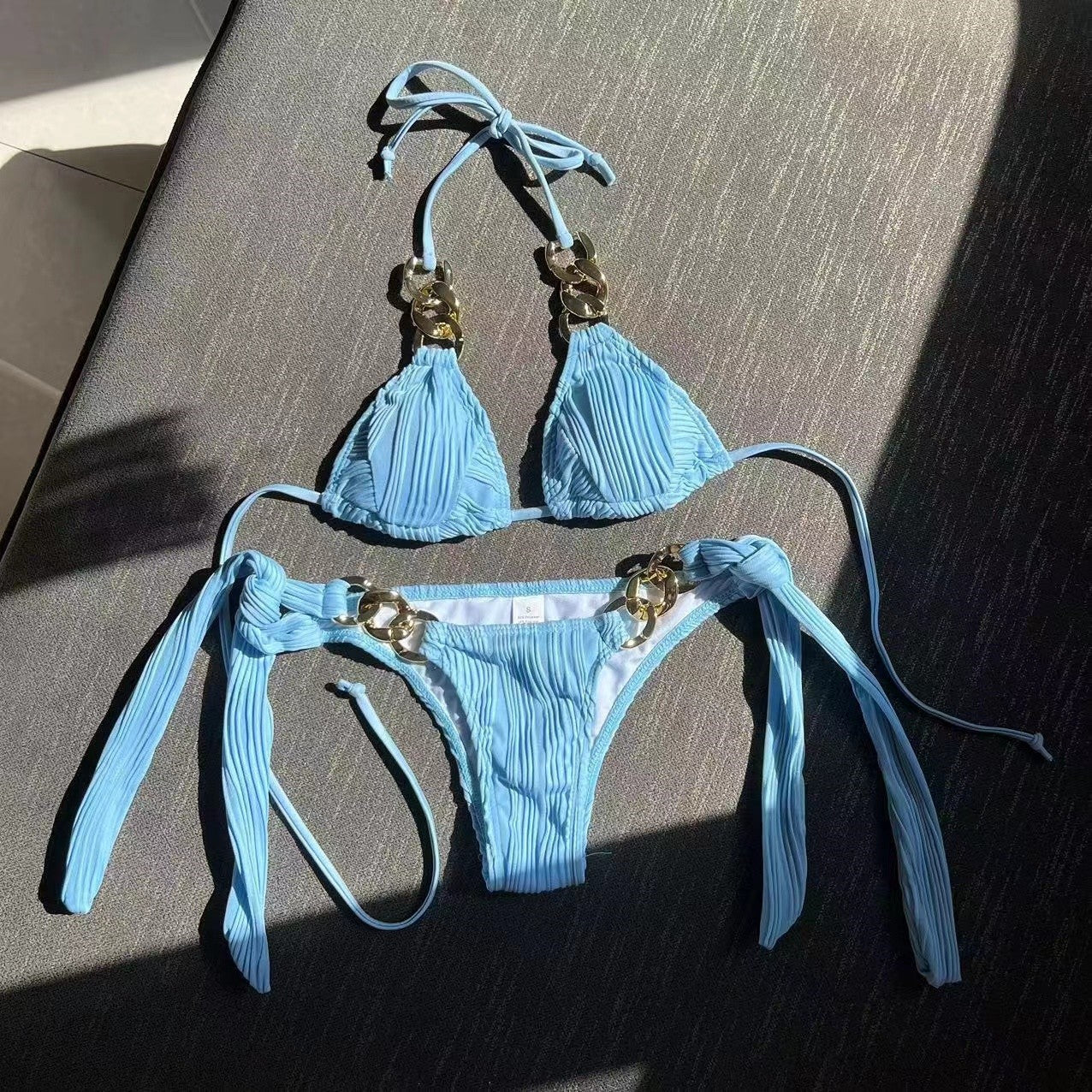 Ensemble de bikini triangle élégant pour femme avec détails dorés de berg-feldt