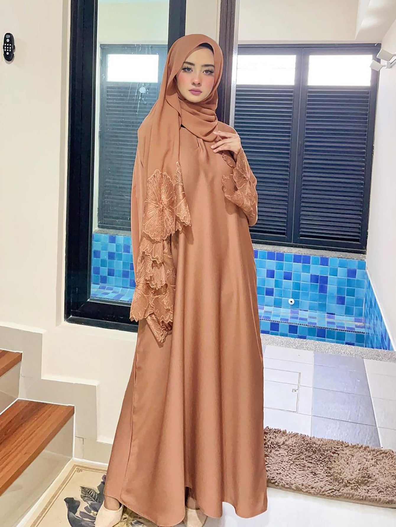Damen Elegantes Maxikleid mit floraler Spitze Berg-Feldt