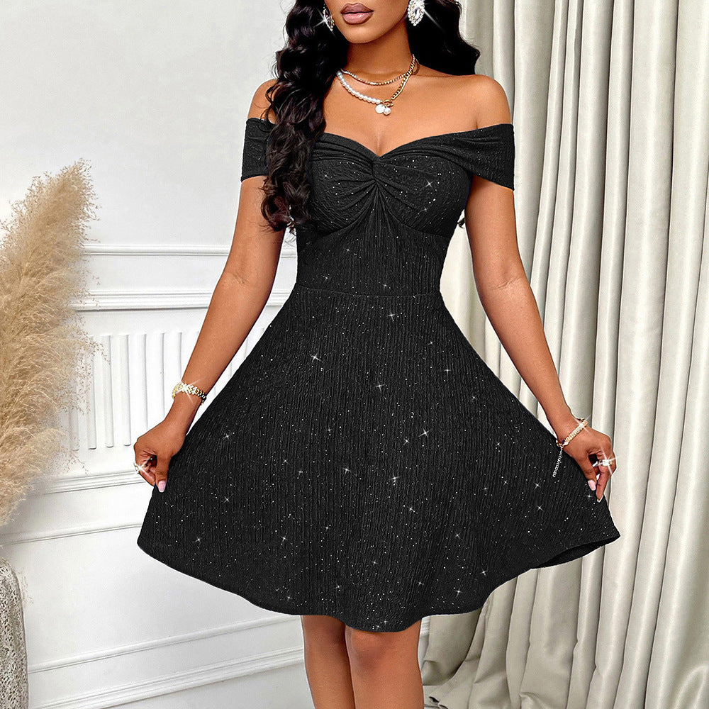 Elegantes Damenkleid mit Off-Shoulder-Ausschnitt, glitzerndem Stoff und fließendem Rock von berg-feldt