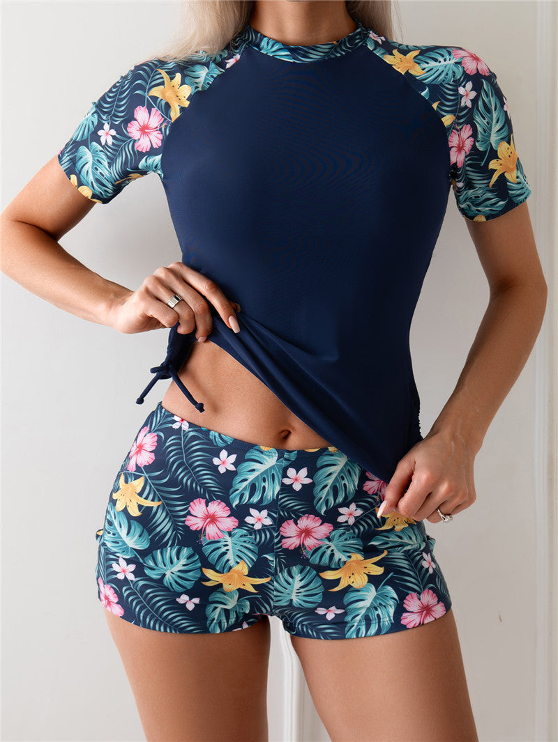 Sportliches Damen Rashguard-Set mit Blumenmuster und elastischen Shorts von berg-feldt