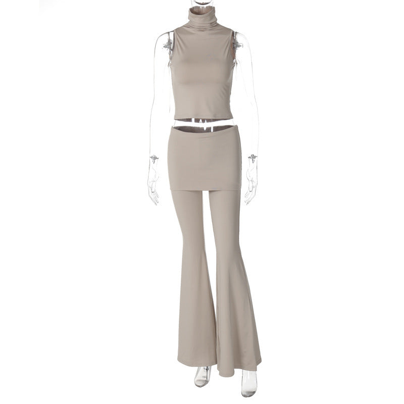 Figurbetontes Damen-Outfit mit Rollkragenpullover und weiten Hosen von berg-feldt