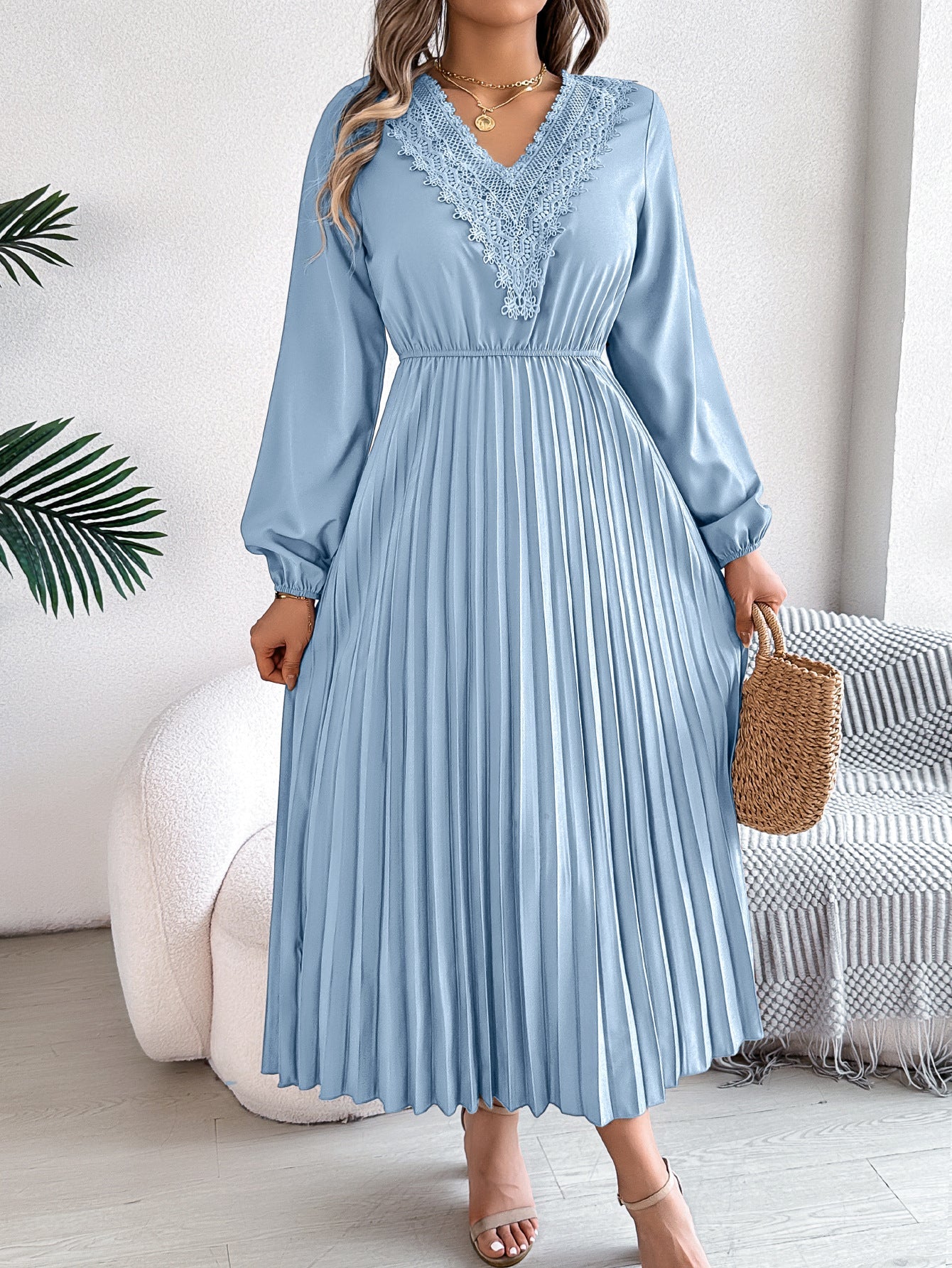 Robe longue élégante à col en V et motif plissé de berg-feldt