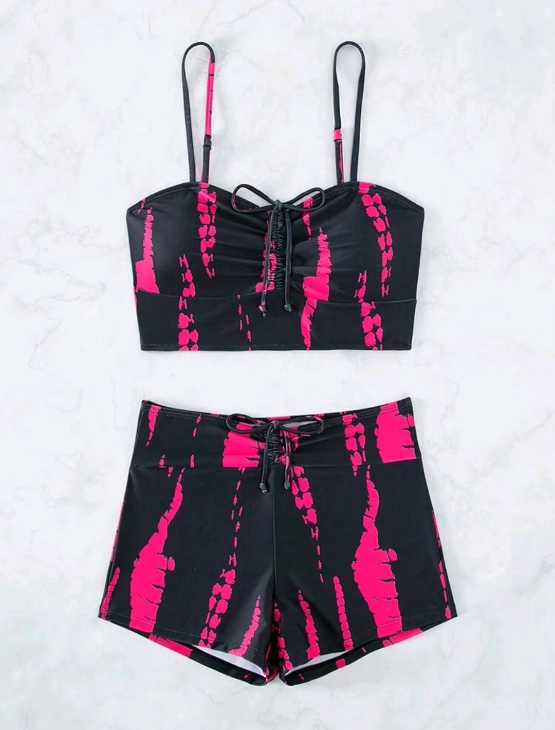 Ensemble décontracté pour femme : Haut et short avec motif tie-dye contrastant par berg-feldt