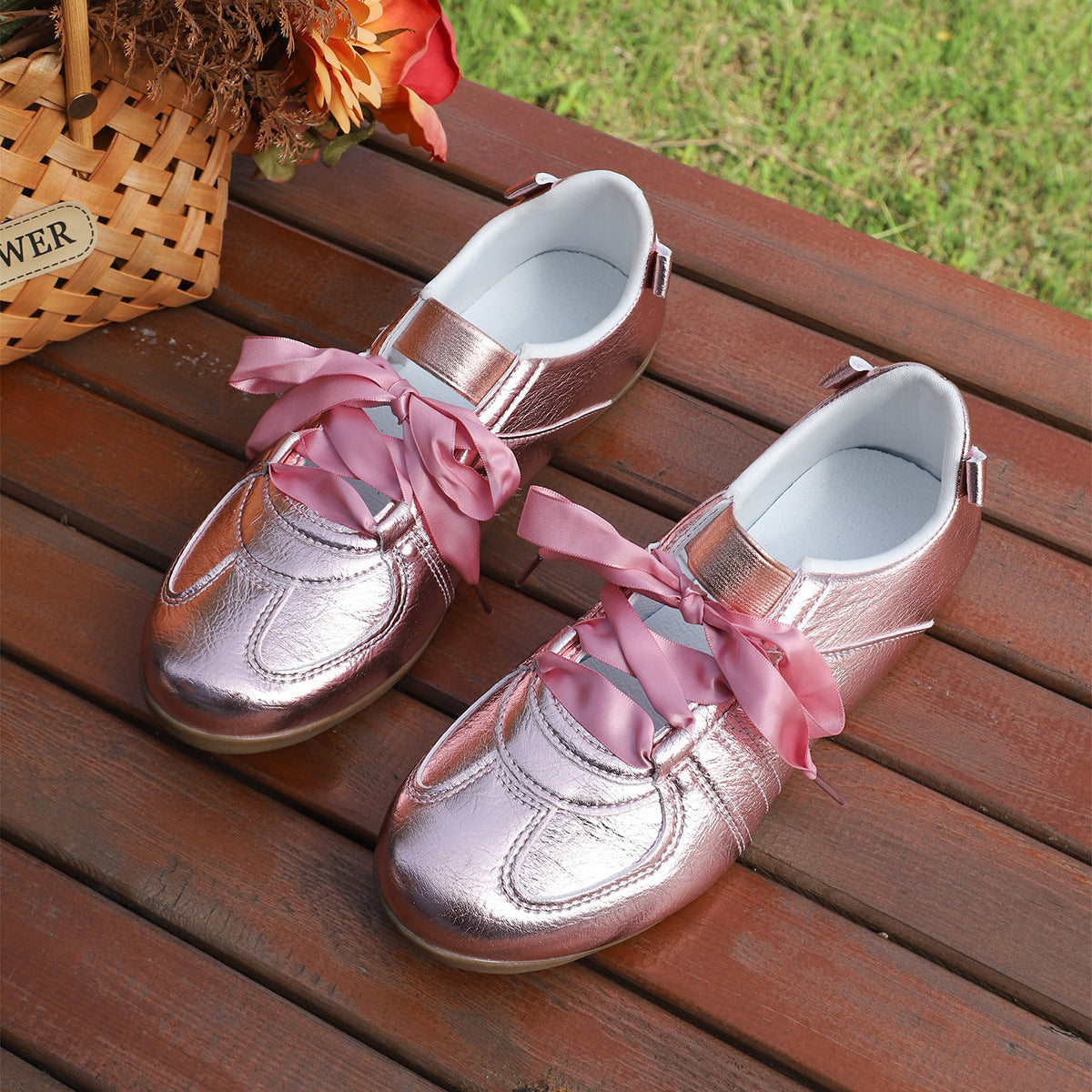 Baskets sportives pour femme avec finition métallique et délicats lacets en satin de berg-feldt
