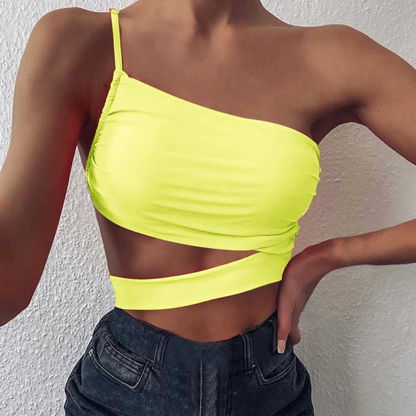 Haut courte asymétrique à découpes Berg-Feldt pour femme