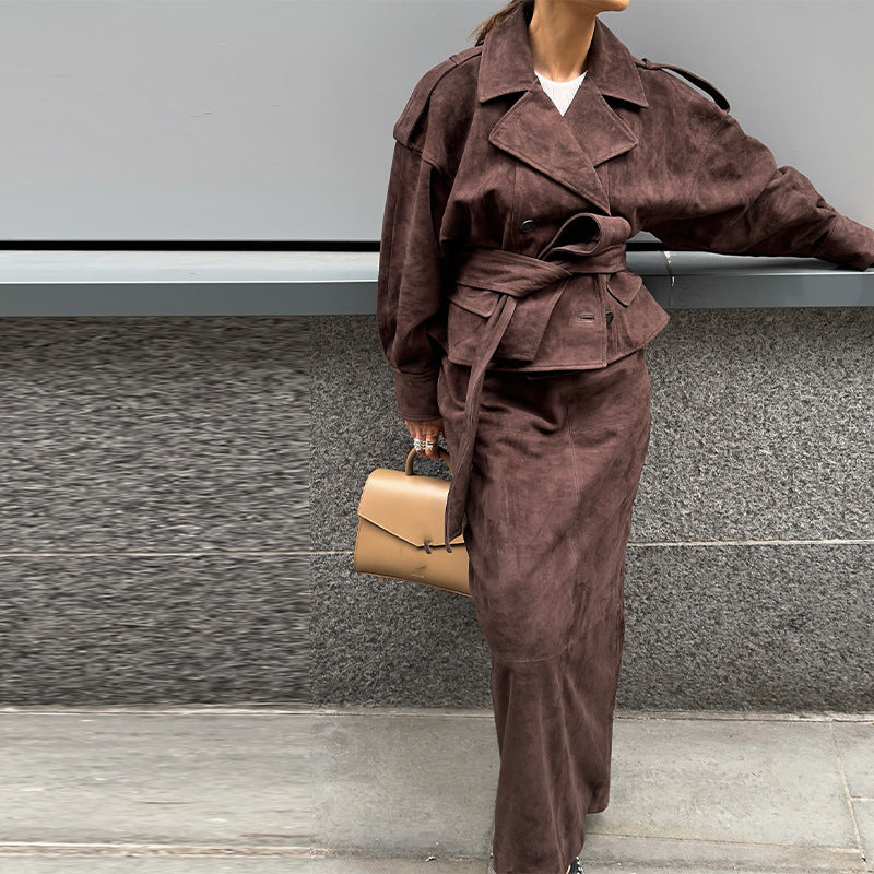 Ensemble élégant Berg-Feldt : veste en daim et jupe assortie pour femme