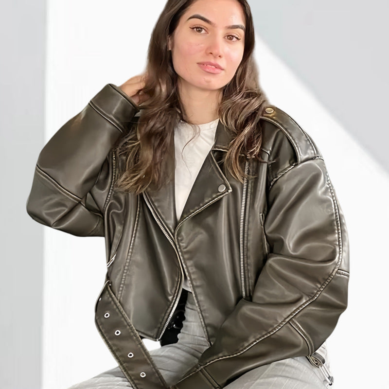 Damenjacke aus Kunstleder im Oversize-Biker-Stil mit aufwendigen Details – Berg-Feldt