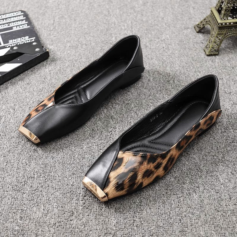 Élégantes ballerines pointues avec détails métalliques de berg-feldt