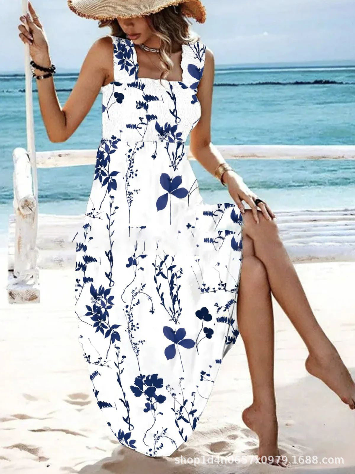Langes Damenkleid mit floralem Ikatmuster und weitem Rock von berg-feldt