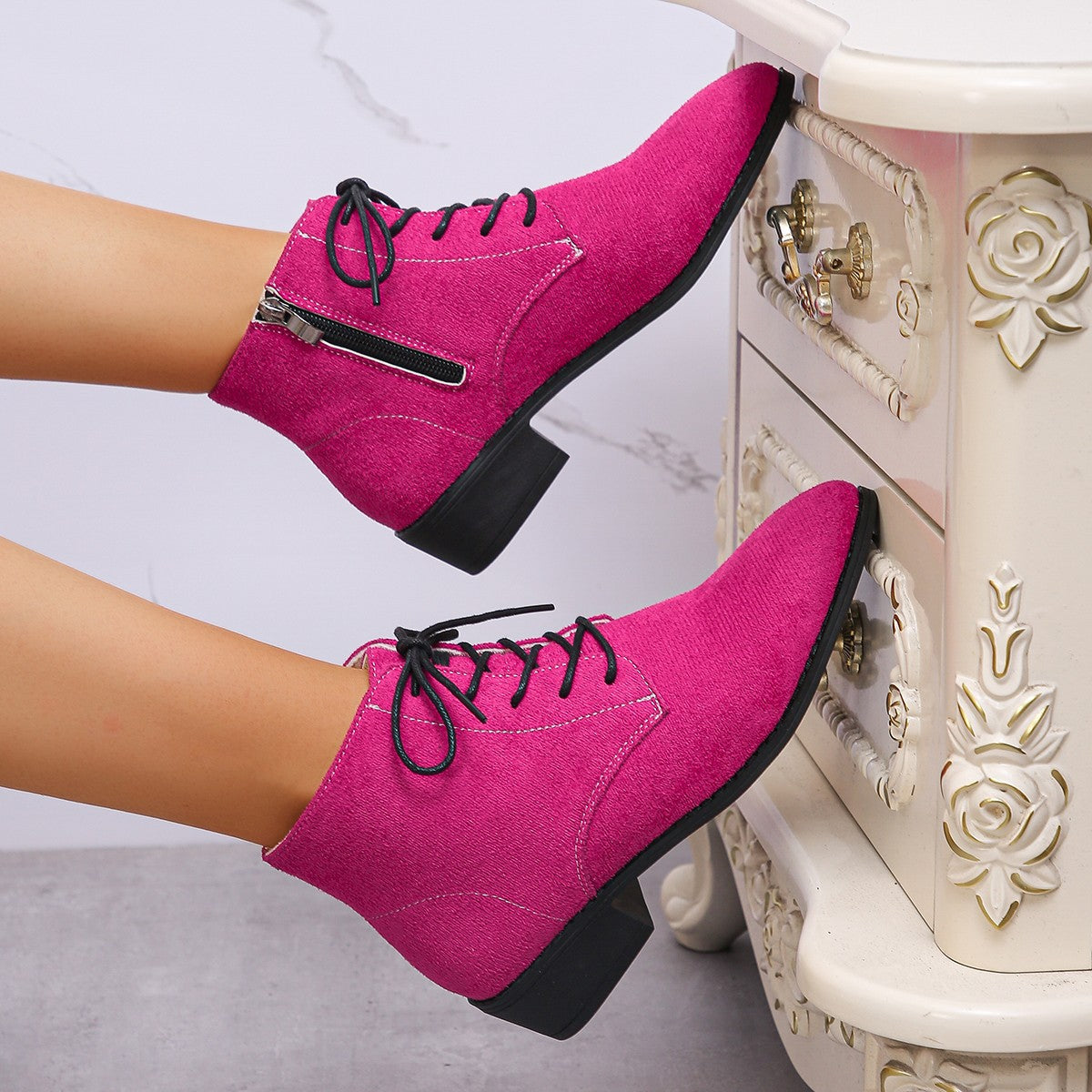 Modische Damen-Stiefeletten mit seitlichem Zipper und Textil-Obermaterial von berg-feldt