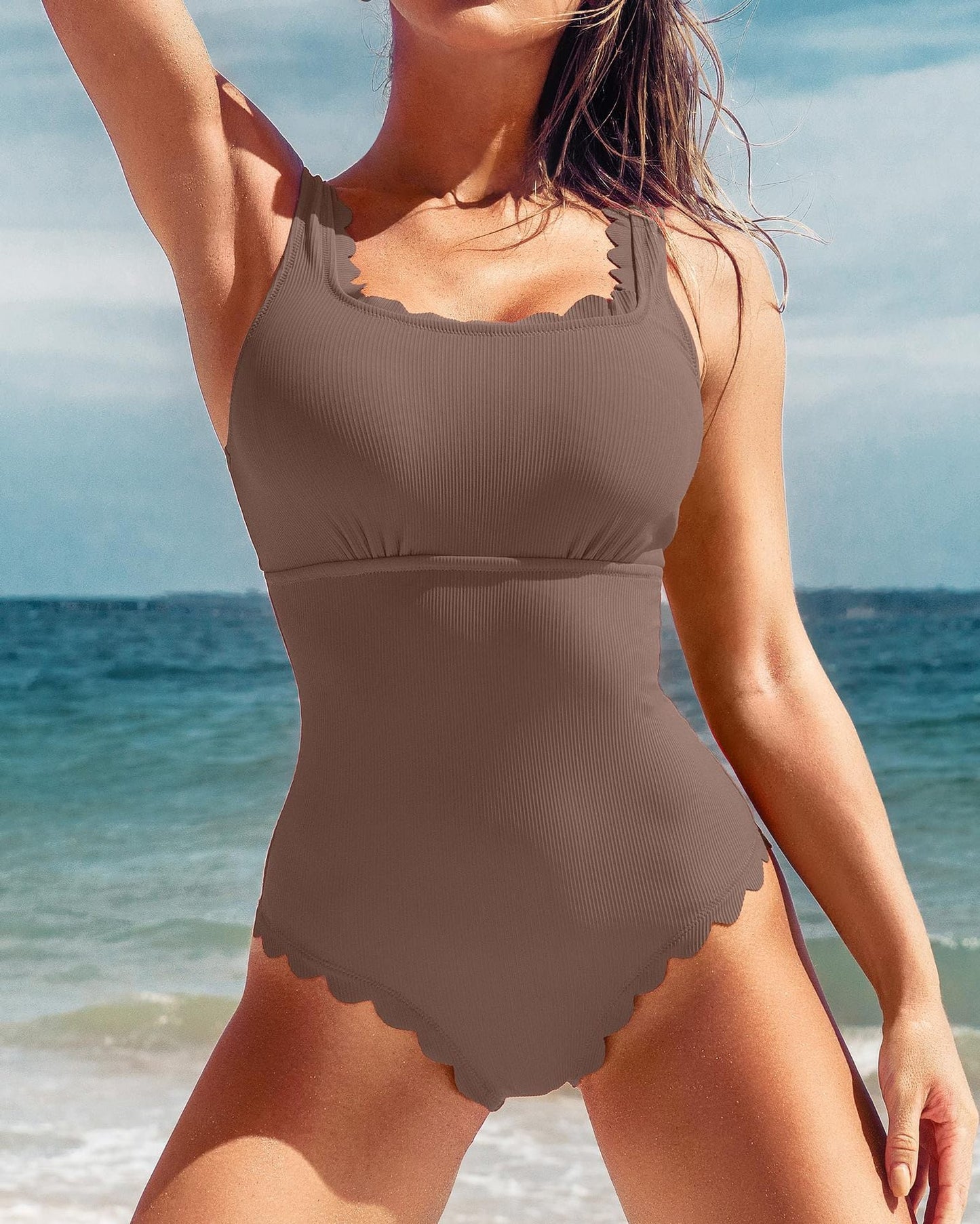 Maillot de bain élégant pour femme avec bord festonné et taille élastique de berg-feldt
