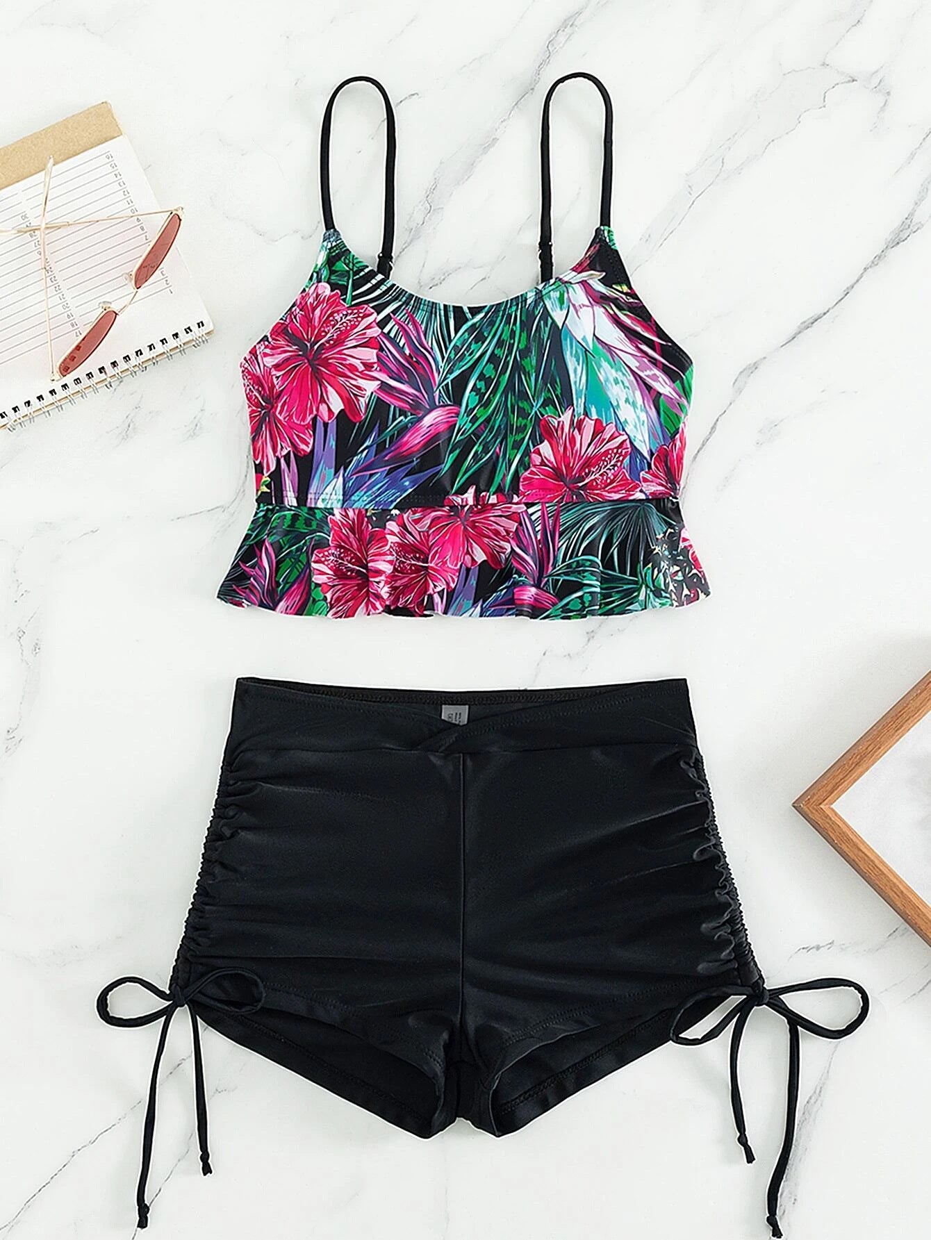 Ensemble bikini femme : haut floral et short de sport par berg-feldt