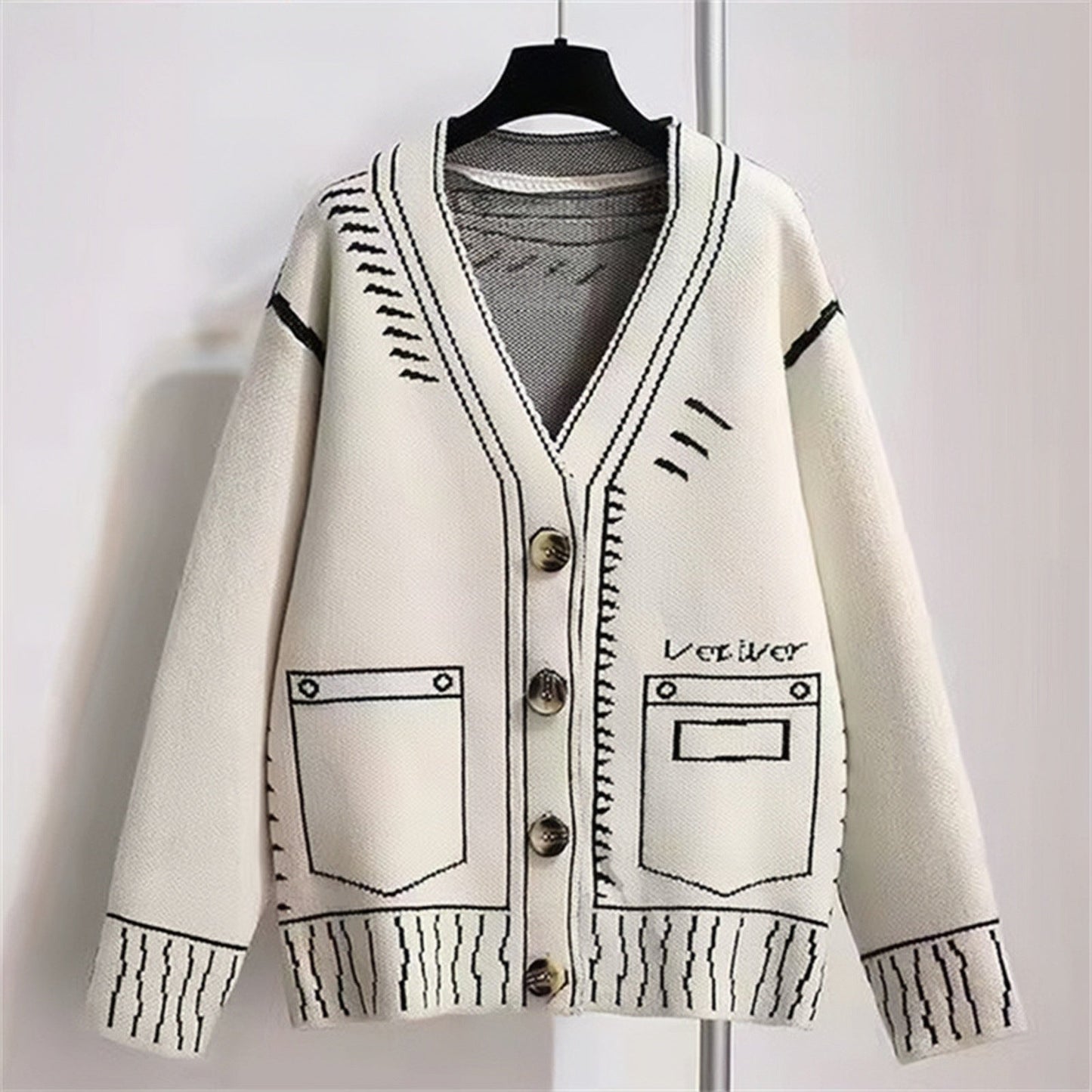 Damen Strickjacke mit einzigartigem grafischen Design und hochwertigen Knopfdetails Berg-Feldt