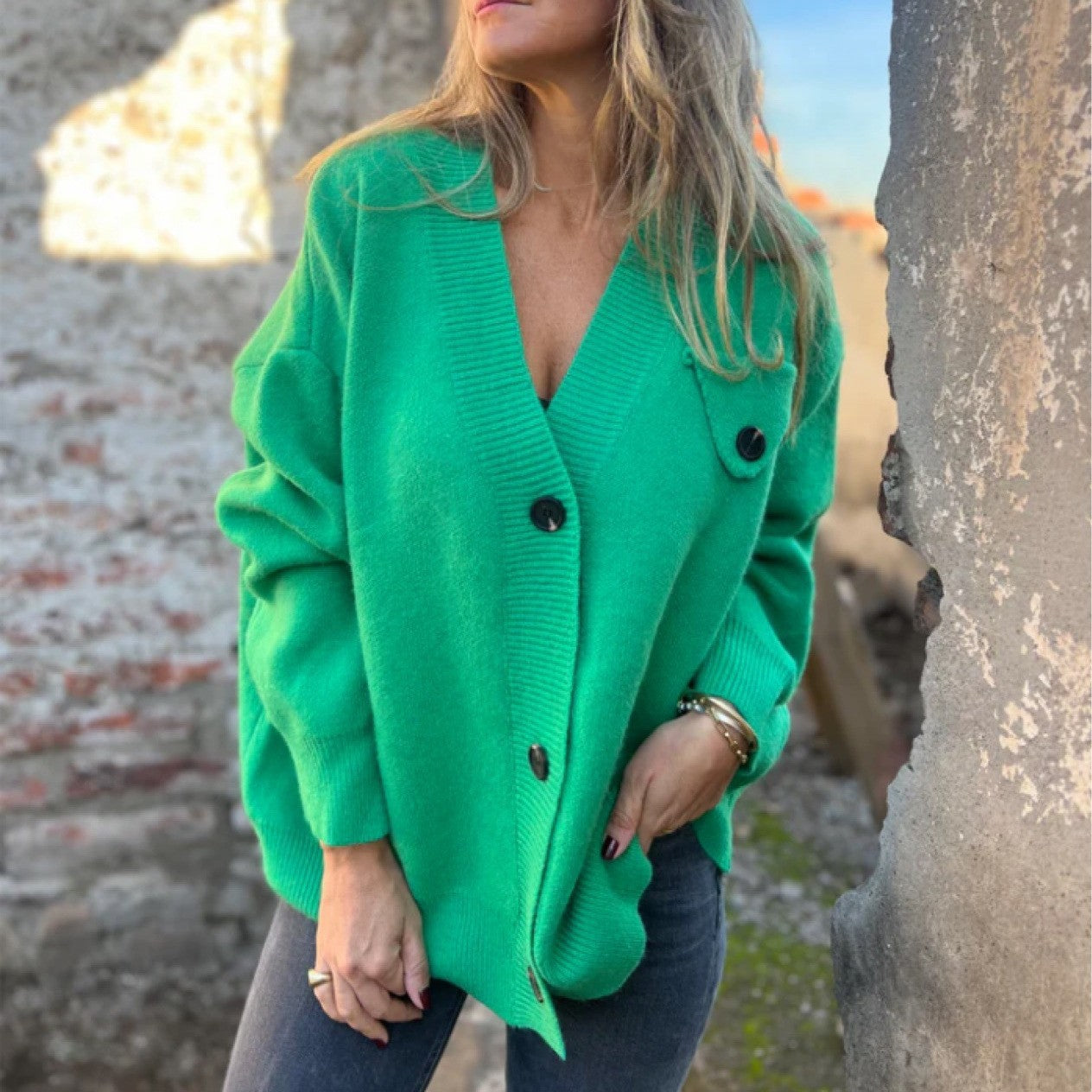 Gilet tricoté ample pour femme avec coupe asymétrique et détails boutonnés Berg-Feldt
