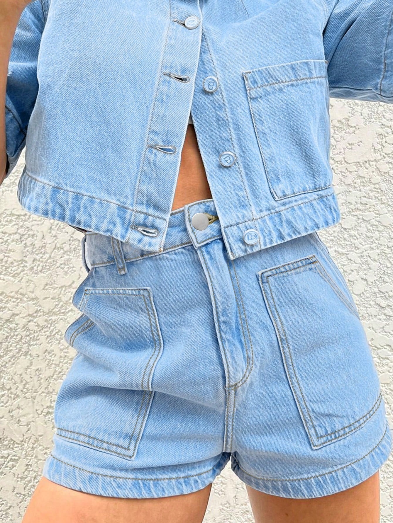 Ensemble moulant pour femme : veste courte en jean et short à poches de berg-feldt