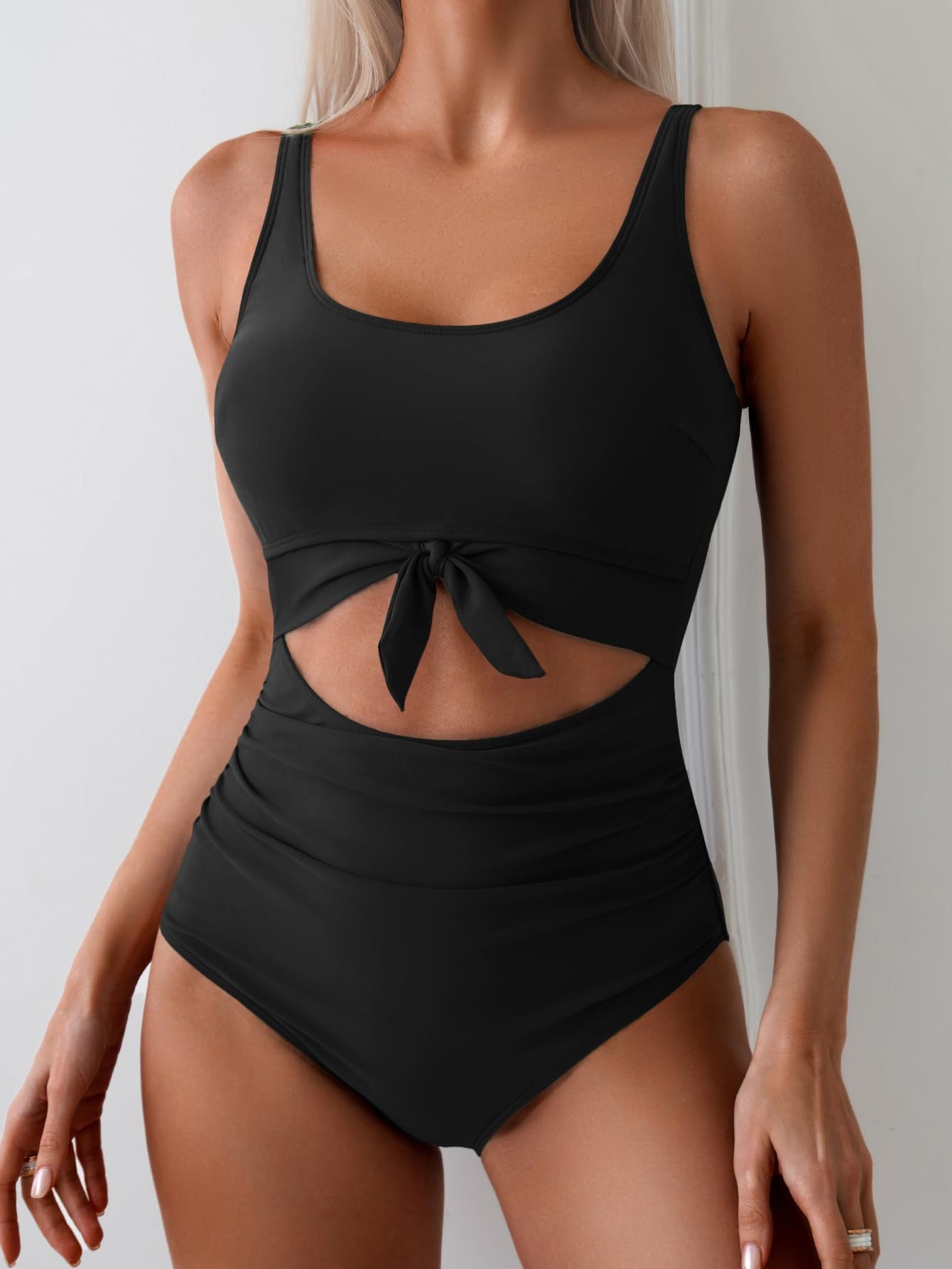 Haut de bikini et bas de bikini à la coupe haute, avec nœud tendance et motif rayé, de berg-feldt