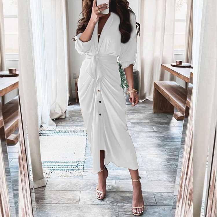 Élégante robe portefeuille pour femme avec des boutons raffinés de berg-feldt