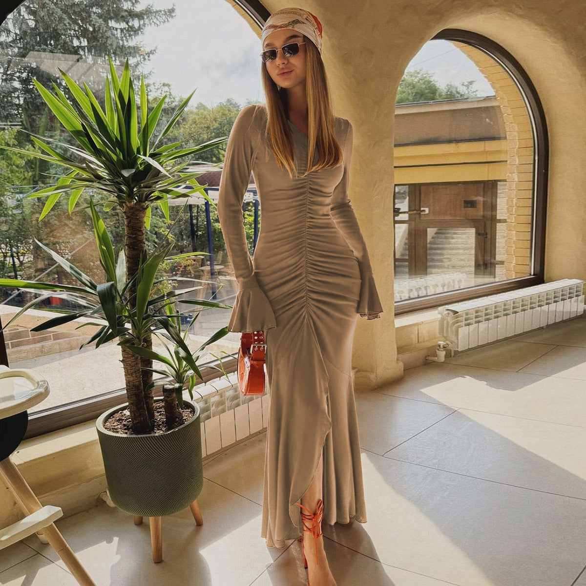 Elegantes Maxikleid für Damen aus Strick mit Rüschen und figurbetonter Form von berg-feldt