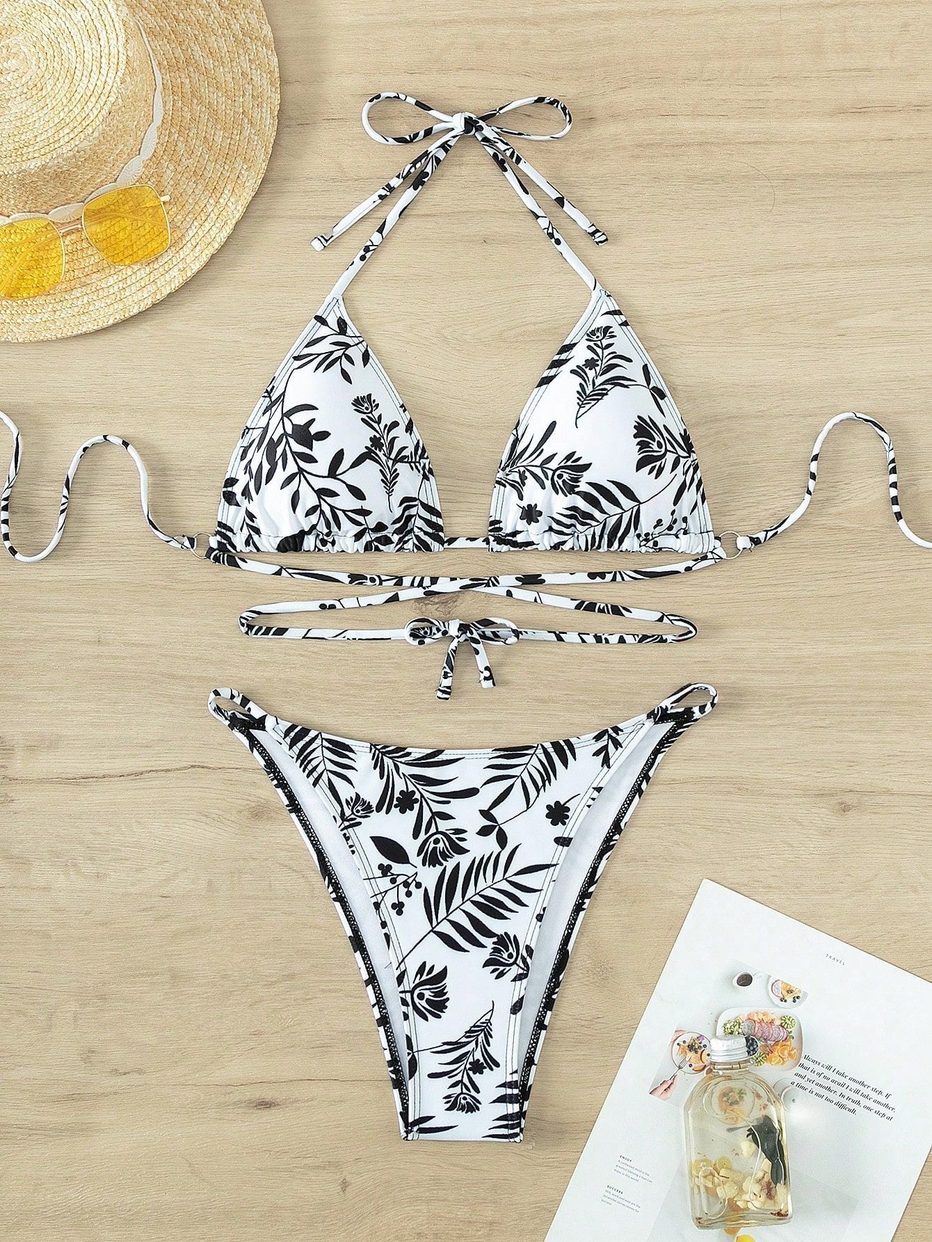 Elegantes Damen Bikini-Set mit floralem und modischem Tie-Dye Muster von berg-feldt