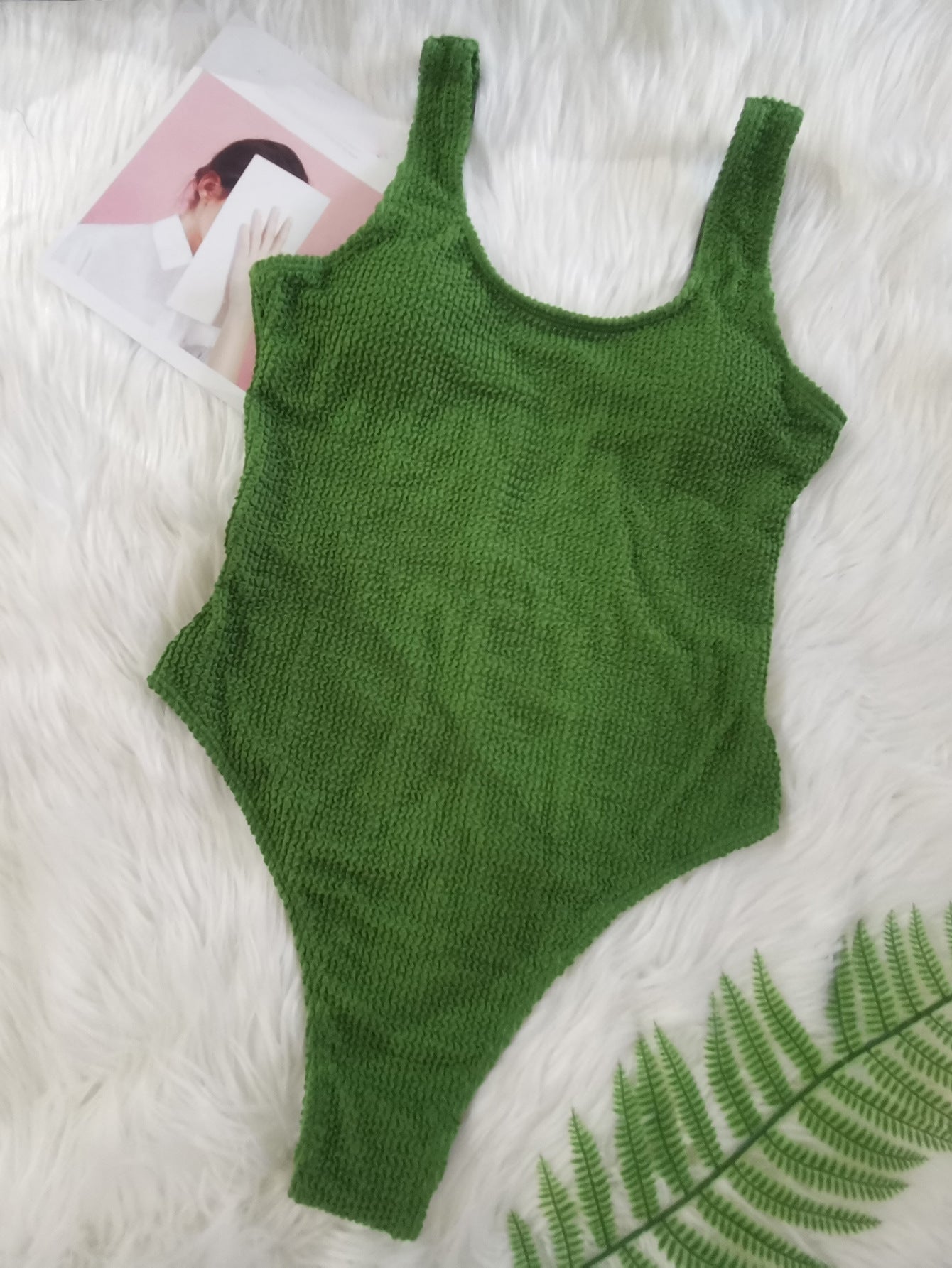 Combinaison une-pièce femme taille haute, au crochet par Berg-Feldt